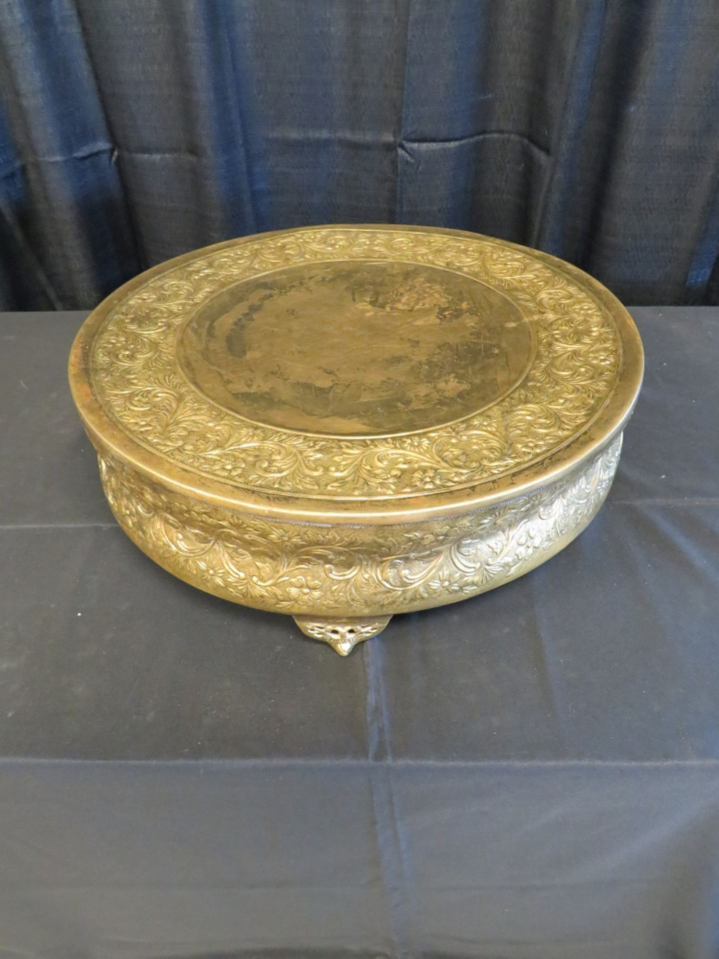 CAKE STAND 22" RD.BRASS