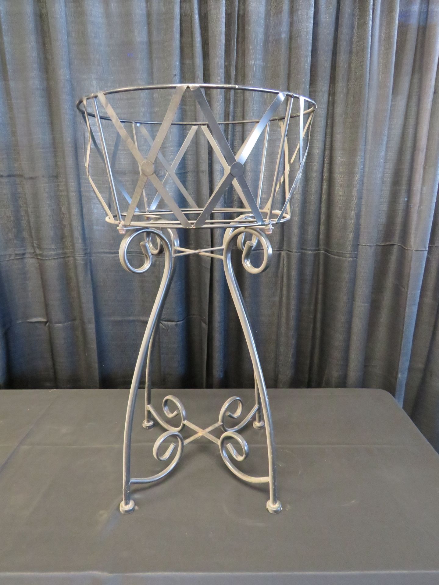 METAL FLOWER STAND