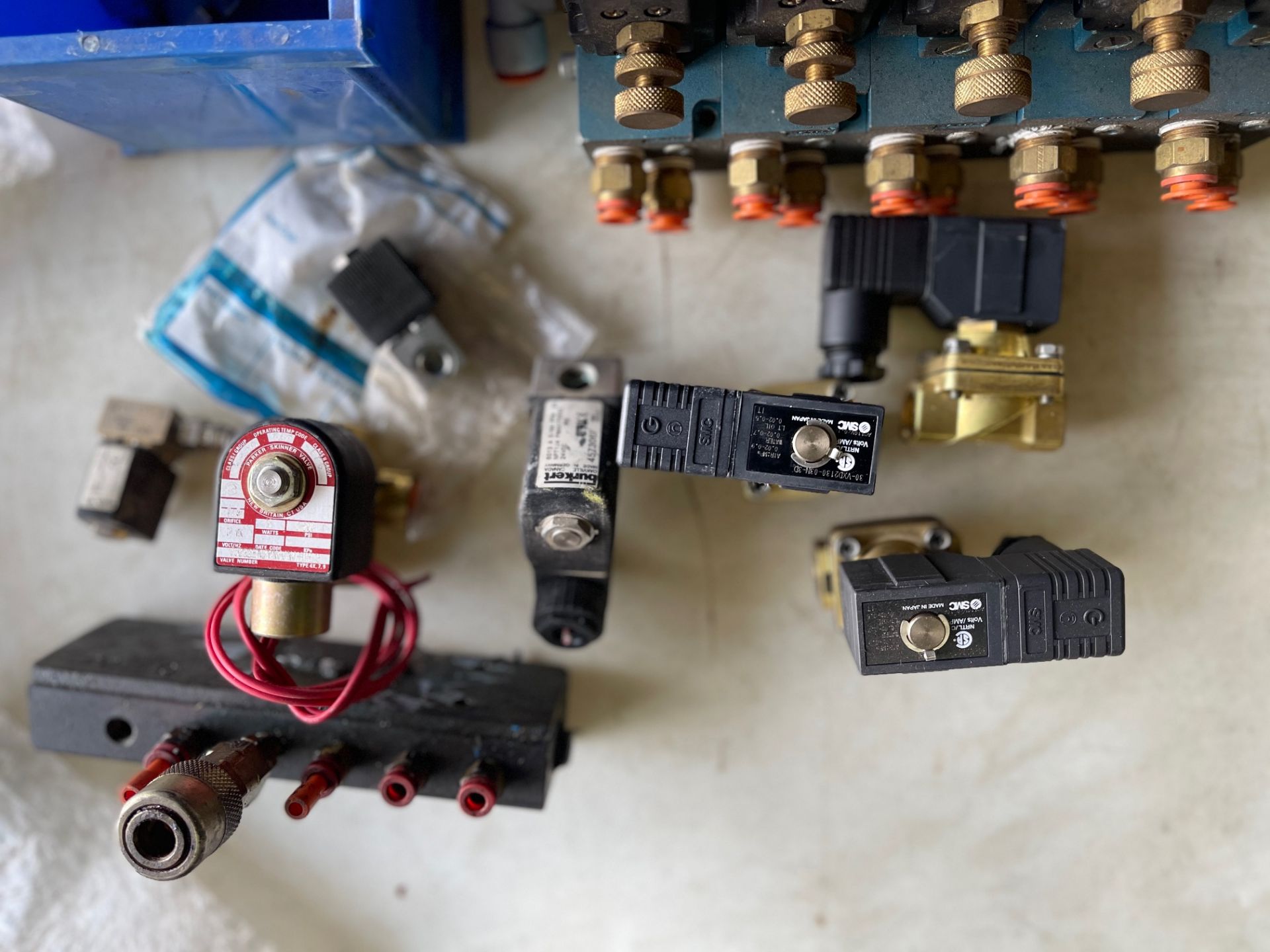 LOT/ASST OF AIR AND WATER SOLENOIDS, REGULATOR AND WATER SEPARATOR, 24 VOLTS AND 110 VOLTS COILS - Image 6 of 7