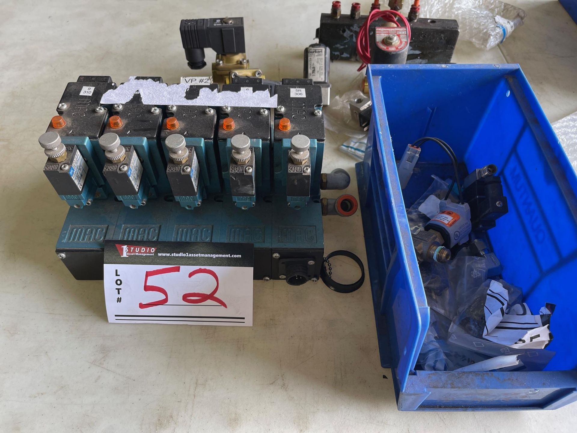 LOT/ASST OF AIR AND WATER SOLENOIDS, REGULATOR AND WATER SEPARATOR, 24 VOLTS AND 110 VOLTS COILS - Image 4 of 7