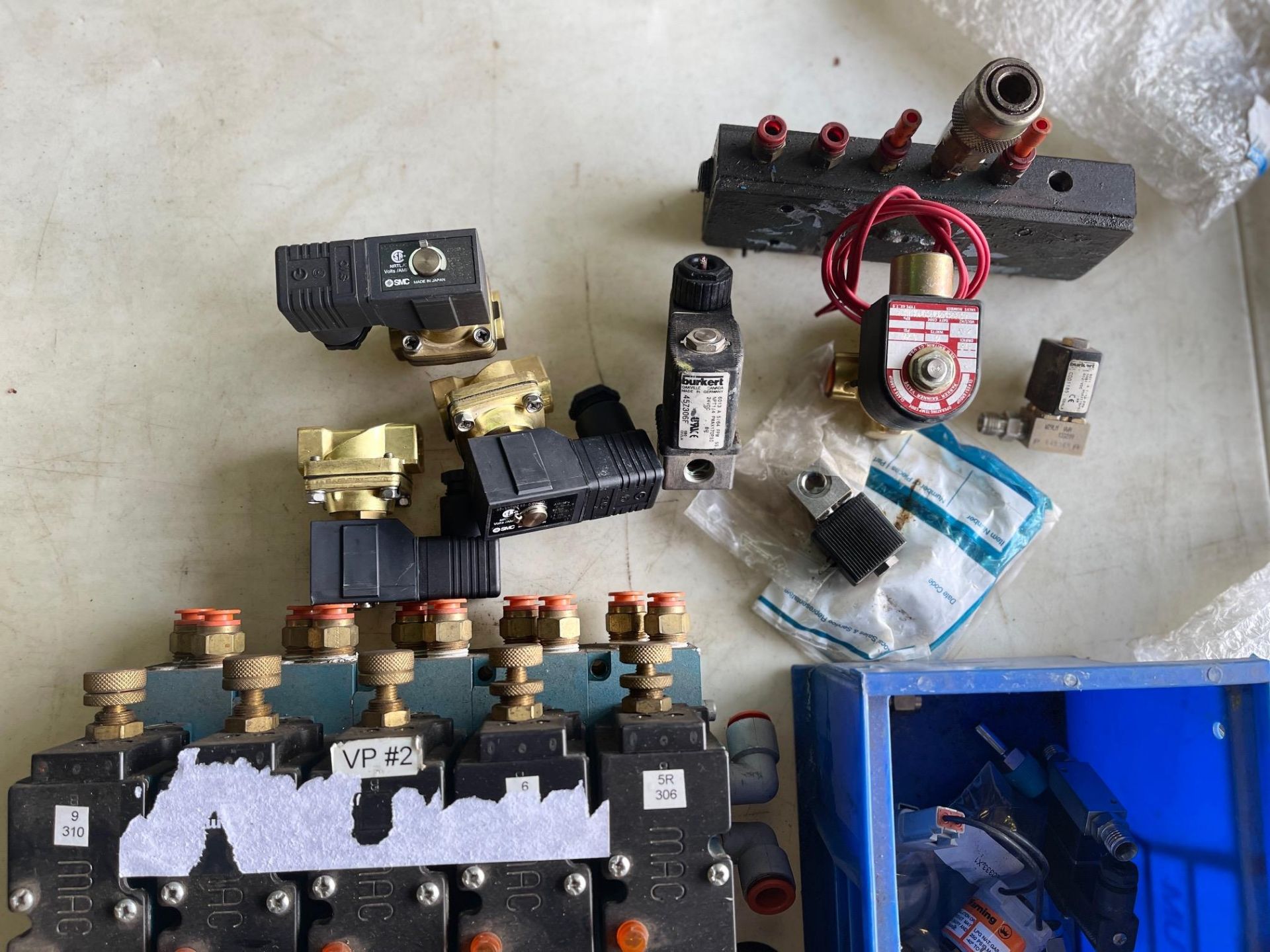 LOT/ASST OF AIR AND WATER SOLENOIDS, REGULATOR AND WATER SEPARATOR, 24 VOLTS AND 110 VOLTS COILS - Image 5 of 7