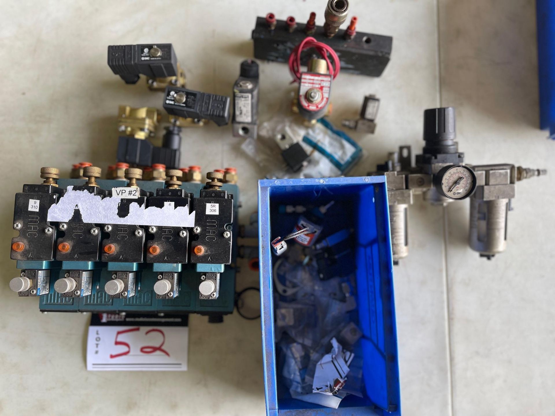 LOT/ASST OF AIR AND WATER SOLENOIDS, REGULATOR AND WATER SEPARATOR, 24 VOLTS AND 110 VOLTS COILS