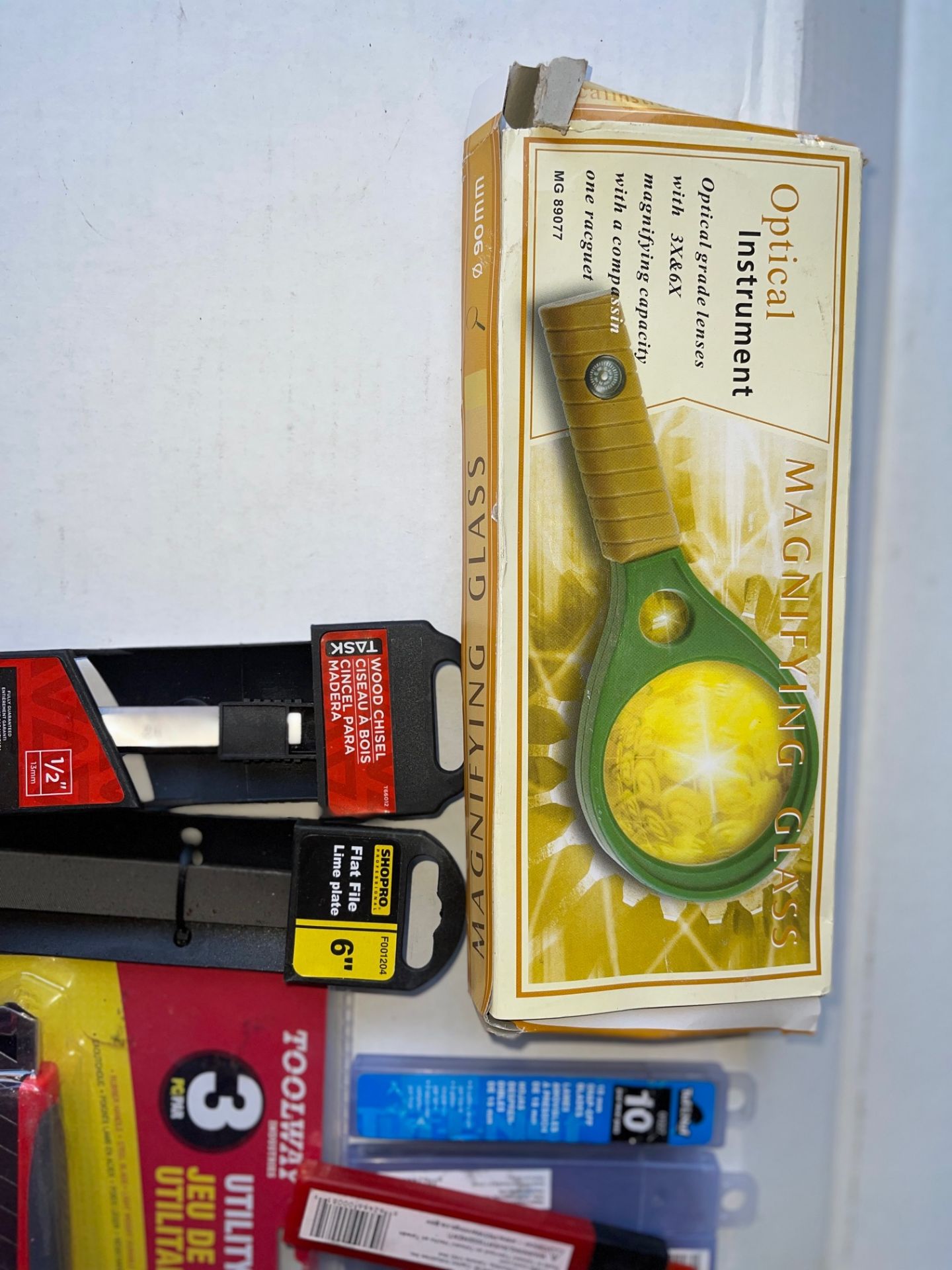 LOT/TOOLS - UTILITY KNIFE SET, TORPEDO LEVEL, MEASURING TAPE, MAGNIFYING GLASS ETC. - Image 2 of 3