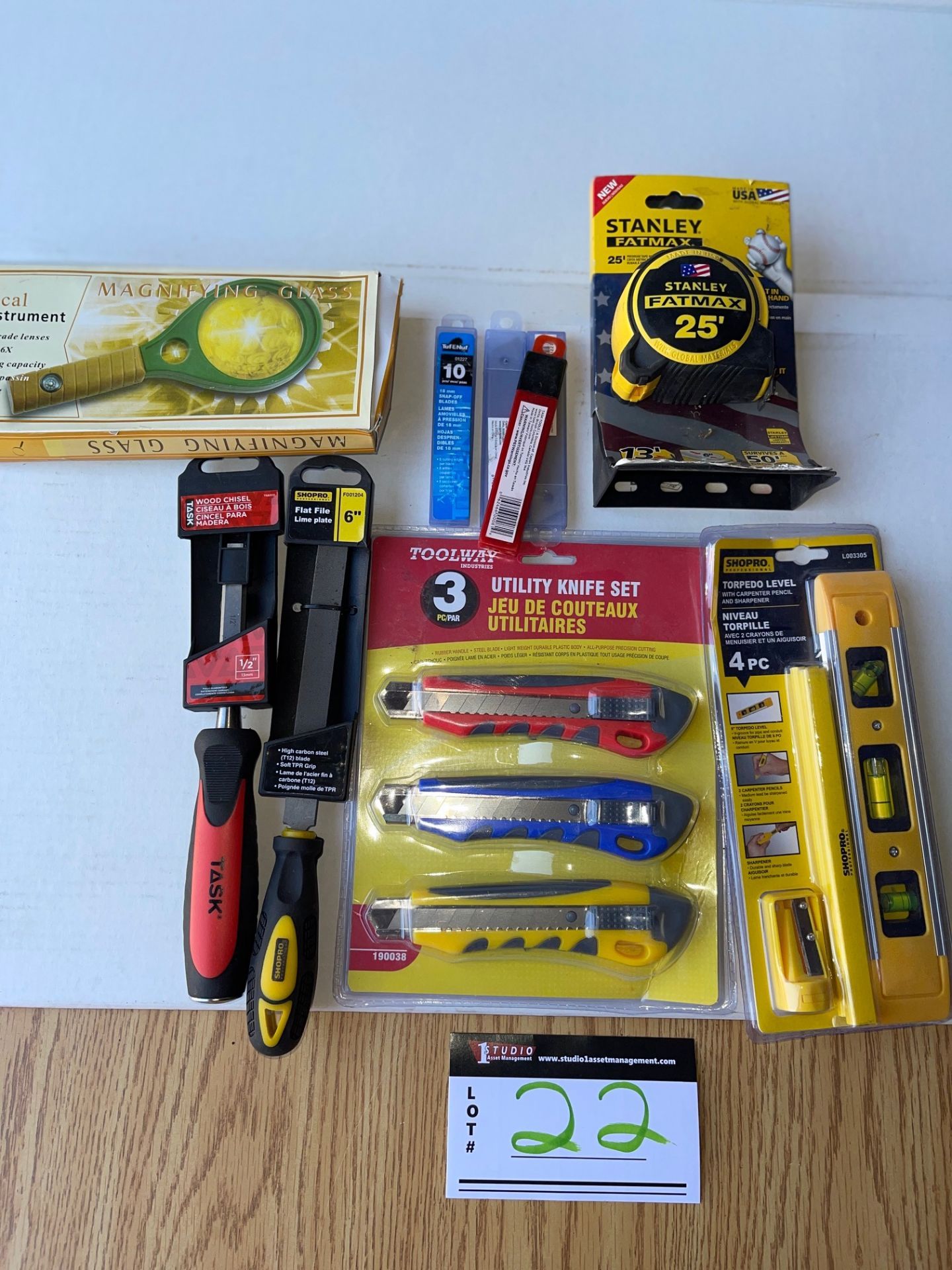 LOT/TOOLS - UTILITY KNIFE SET, TORPEDO LEVEL, MEASURING TAPE, MAGNIFYING GLASS ETC. - Image 3 of 3