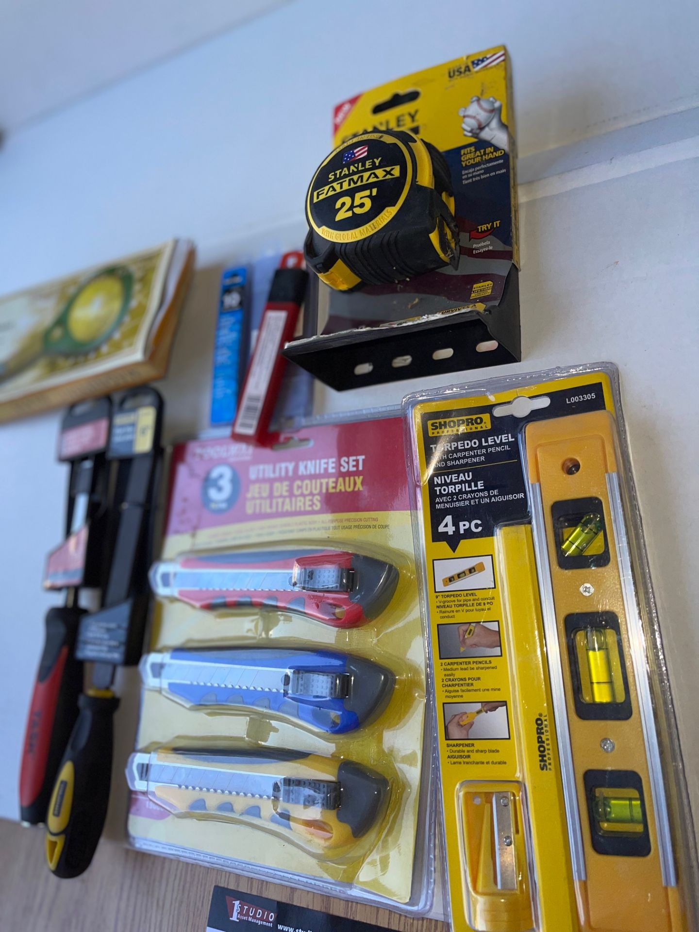 LOT/TOOLS - UTILITY KNIFE SET, TORPEDO LEVEL, MEASURING TAPE, MAGNIFYING GLASS ETC.