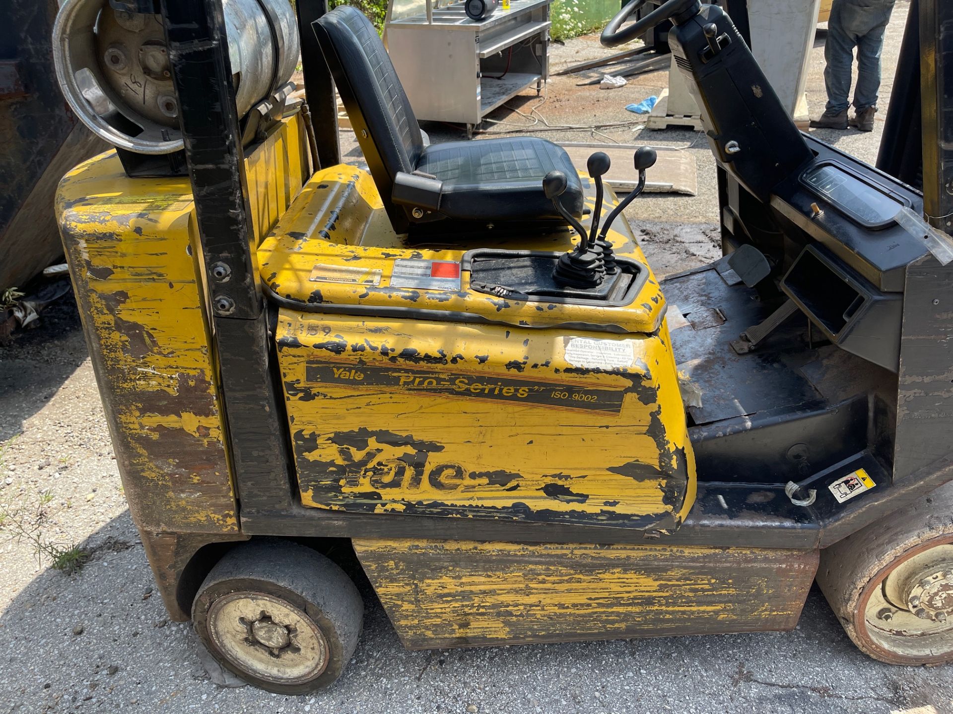 YALE FORKLIFT, 4500 LBS CAPACITY, NEW BATTERY, COOLANT, RUNS LIKE NEW - Image 2 of 7