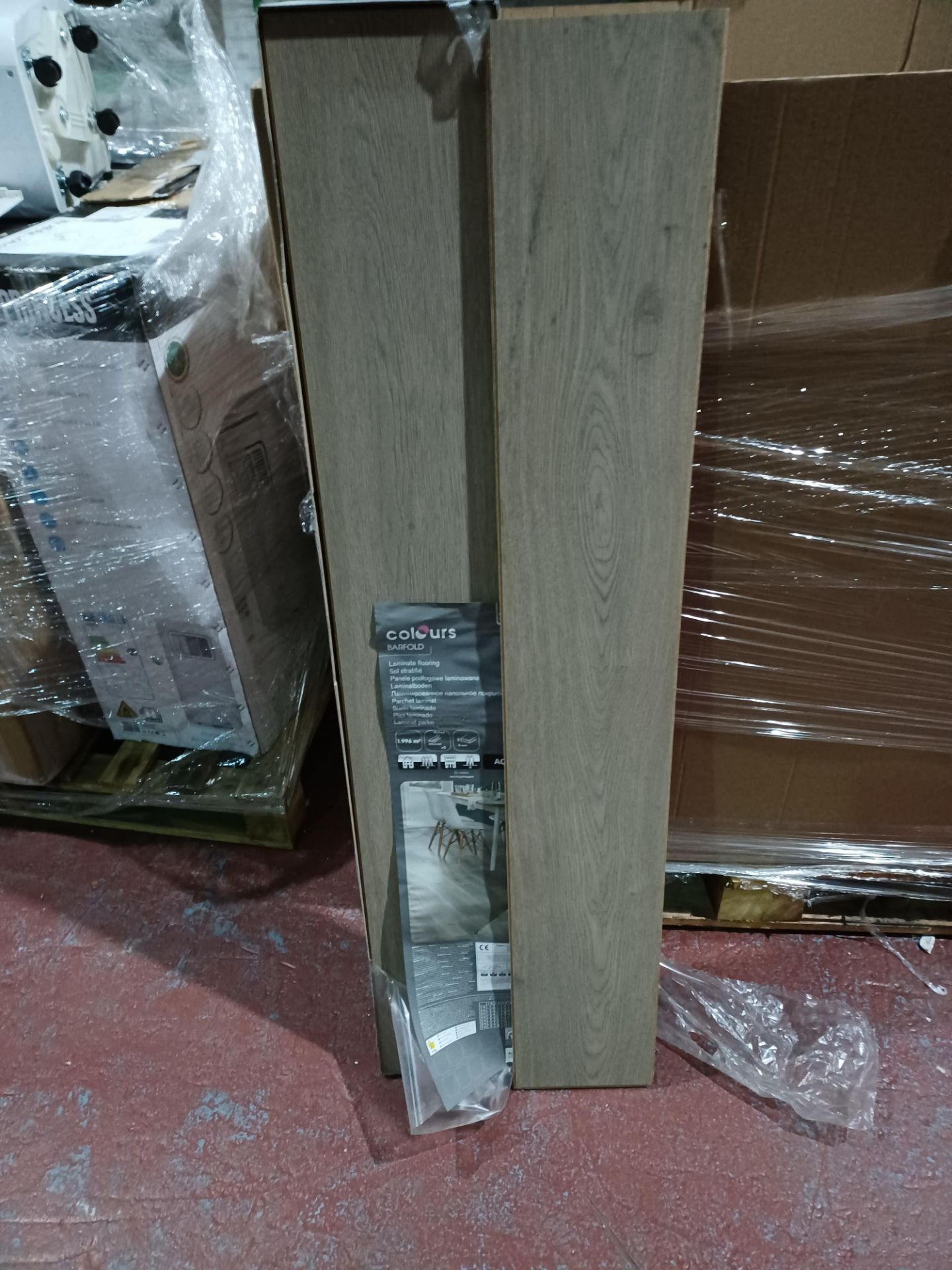 PALLET TO CONTAIN 12 x NEW PACKS OF BARFOLD CLICK FITTING LAMINATE FLOORING. EACH PACK CONTAINS 1.