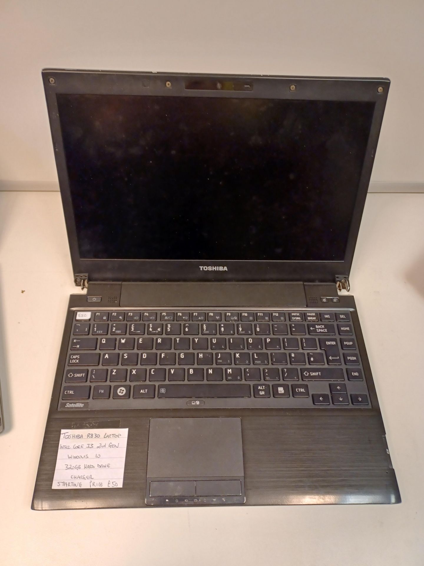 TOSHIBA R830 LAPTOP, INTEL CORE I3 2ND GEN, WINDOWS 10 320GB HARD DRIVE, CHARGER