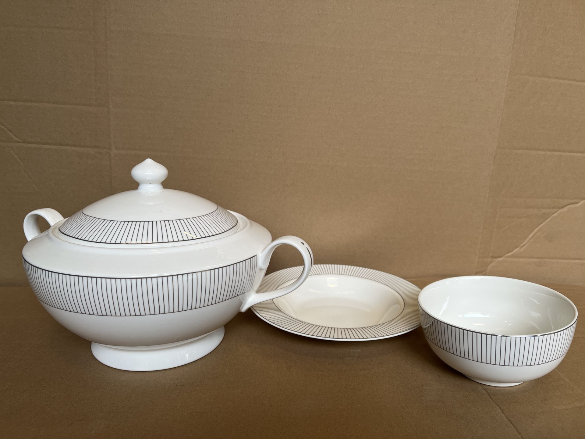 MIXED CROCKERY LOT INCLUDING 2 X SOUP TERRINES, 12 X BOWLS AND 12 X PLATES S1