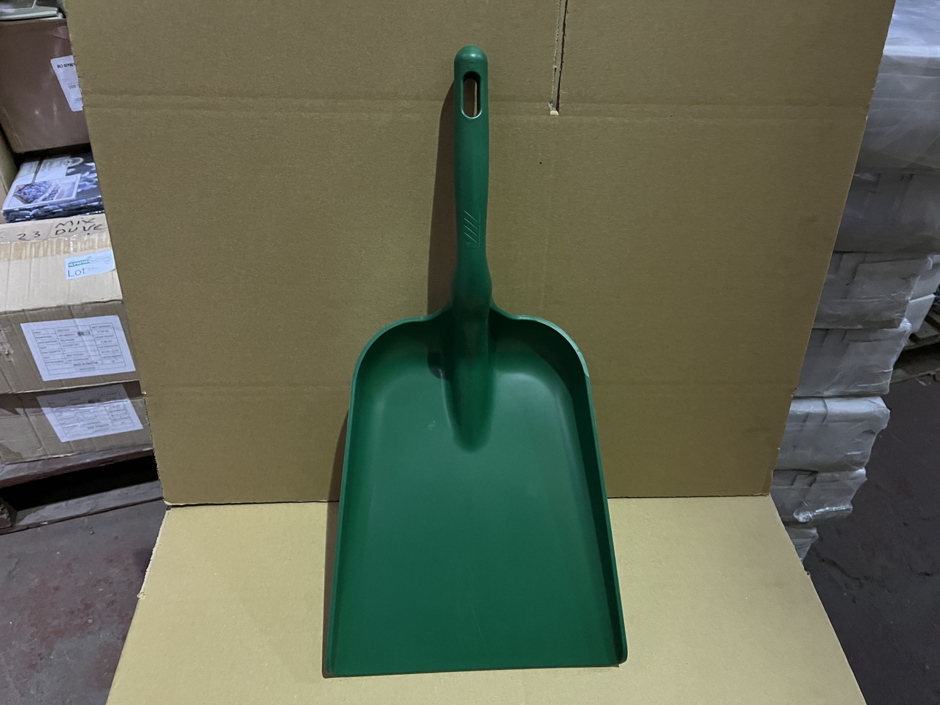 33 X BRAND NEW VIKAN ;LIGHTWEIGHT POLYPROPYLENE HAND SHOVEL 550MM R10