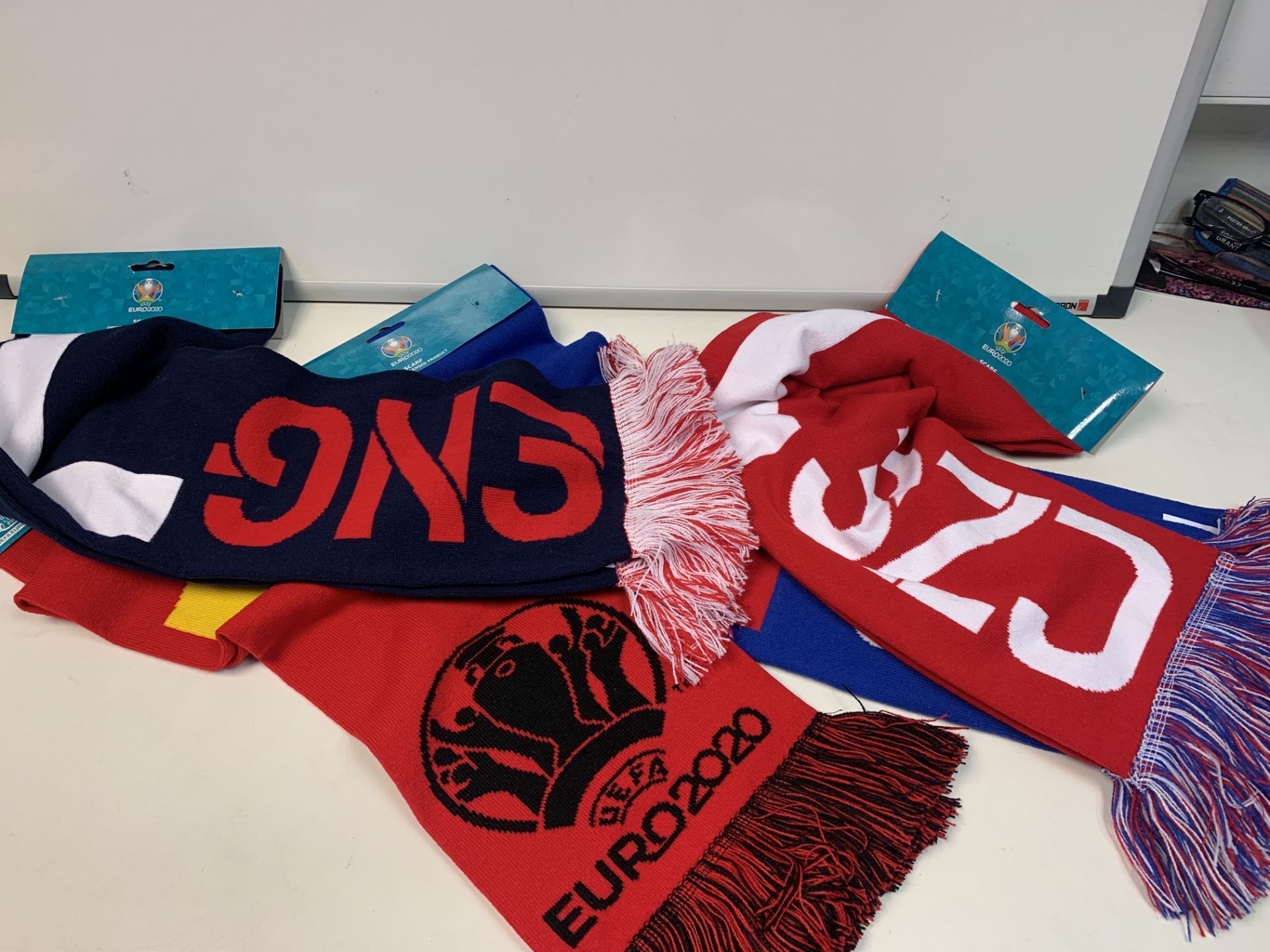 100 X BRAND NEW ASSORTED INTERNATIONAL FOOTBALL SCARVES INCLUDING SPAIN, ITALY ETC AM36