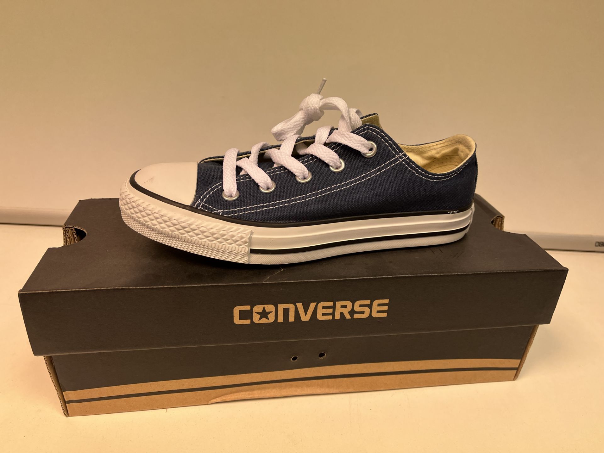 (NO VAT) 8 X BRAND NEW CONVERSE CHUCK TAYLOR ALL STAR UNISEX SHOES SIZES RANGE FROM J1 TO J2 S1P