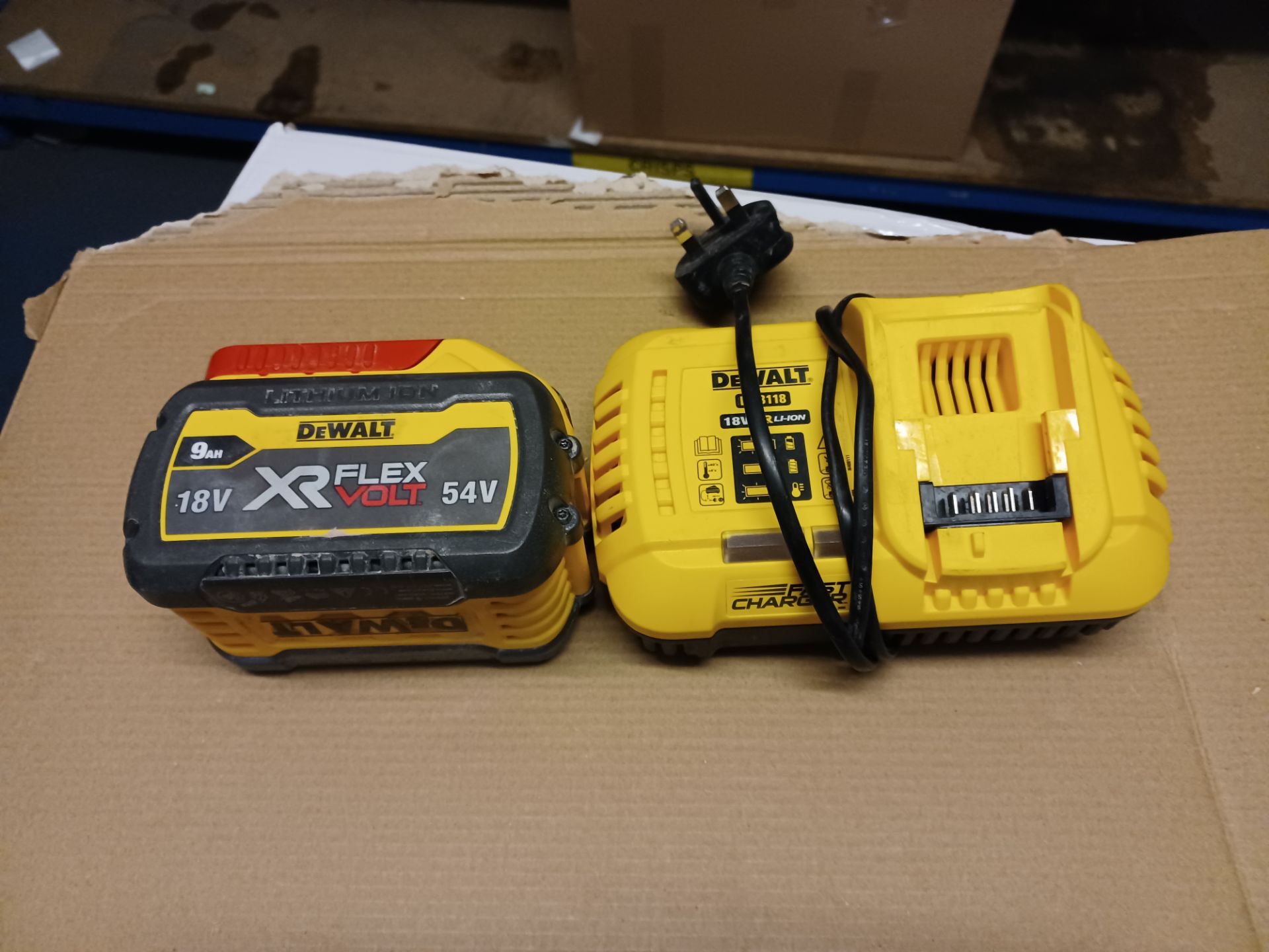 DEWALT DCB547-XJ 54V 9.0AH LI-ION XR FLEXVOLT BATTERY WITH DCB118-GB 10.8-54V XR MULTI-VOLTAGE