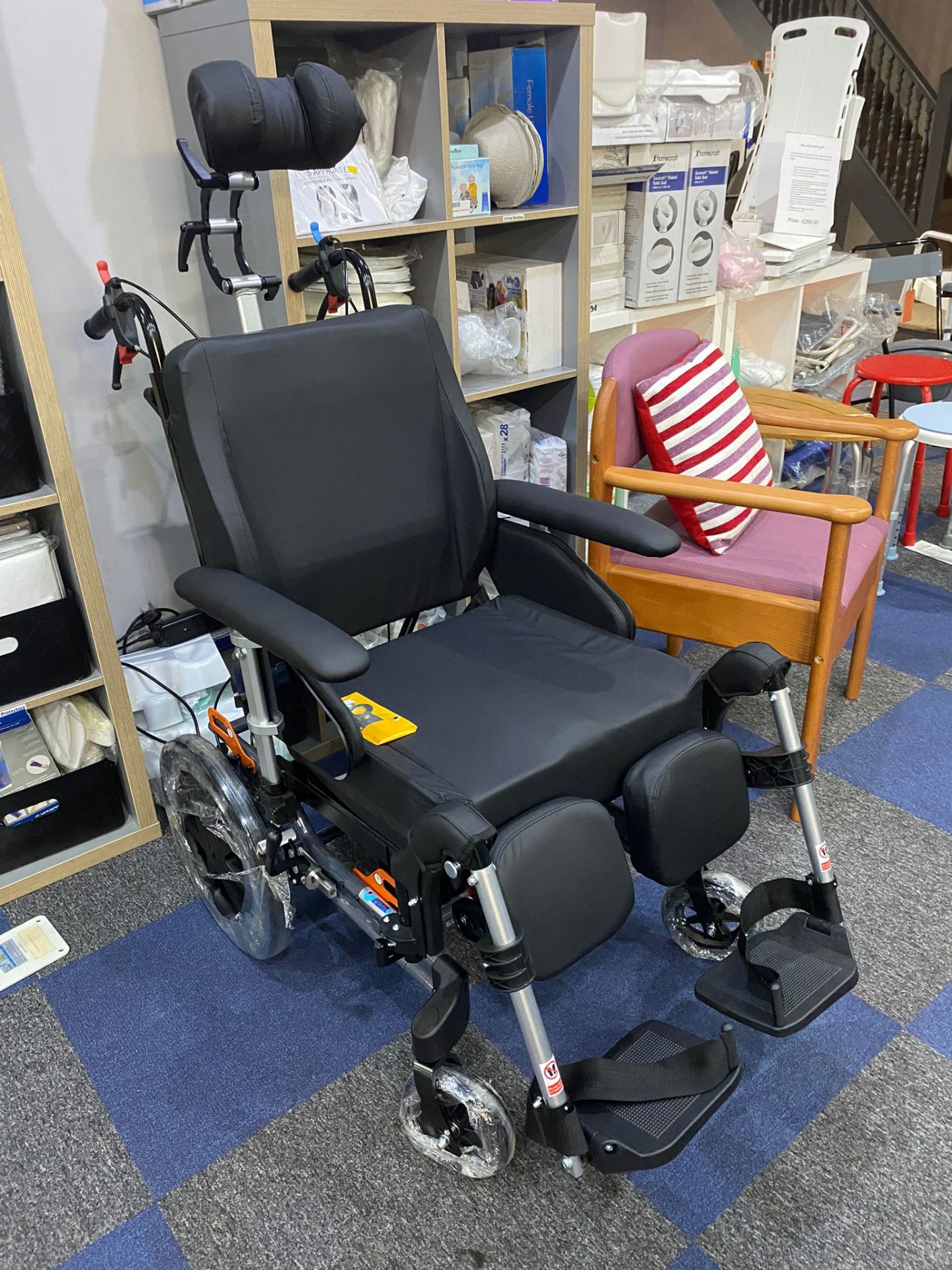 BRAND NEW Gravity 2 Wheel Chair SIZE LARGE 460MM RRP £1500 - Image 2 of 2