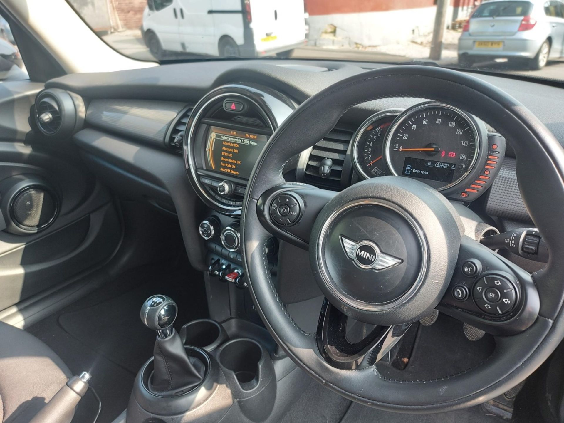 YR67 EPE - MINI 1.5 Cooper 5dr HATCHBACK. Date registered: 12 September 2017. - Image 13 of 14