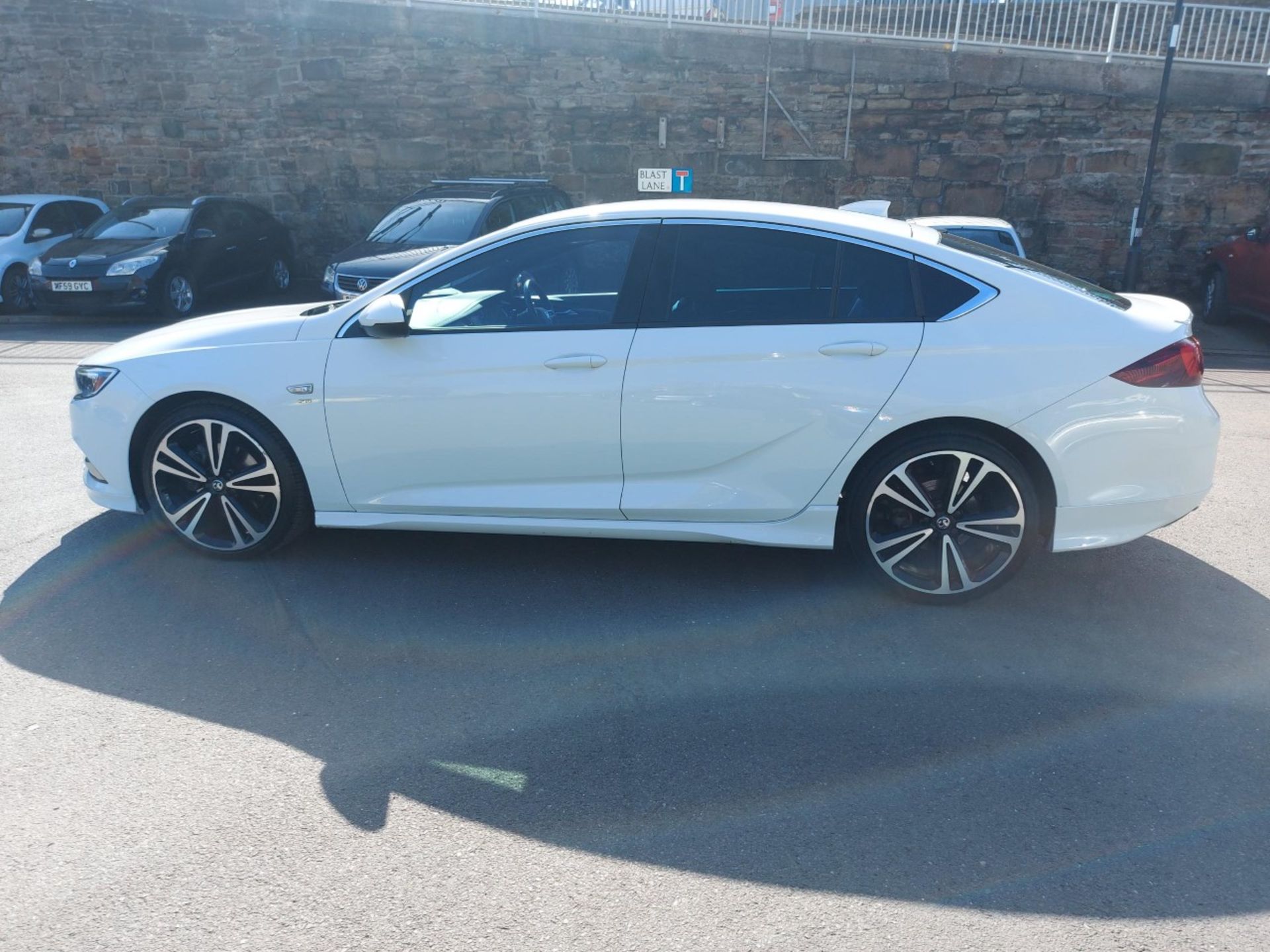 BV18 BXC - VAUXHALL INSIGNIA DIESEL GRAND SPORT - 2.0 Turbo D SRi Vx-line Nav 5dr. Colour:White. - Image 6 of 15