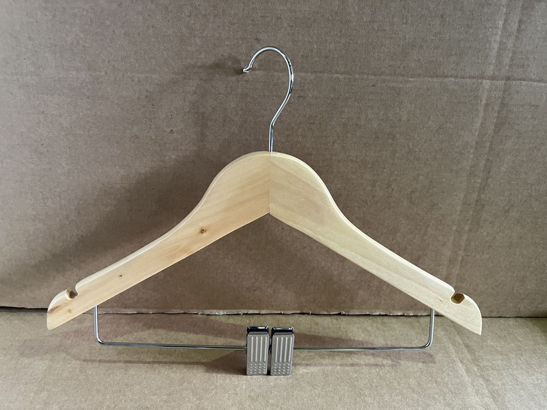 250 X BRAND NEW LARGE CHILDRENS WOODEN HANGERS WITH PEG IN 5 BOXES R15