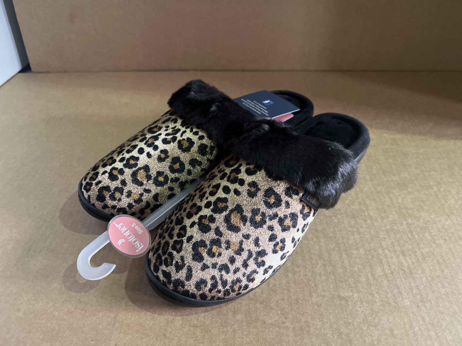 12 X BRAND NEW TOTES HEELED MULE ANIMAL/BLACK SLIPPERS PRICE MARKED £20 EACH IN VARIOUS SIZES R15