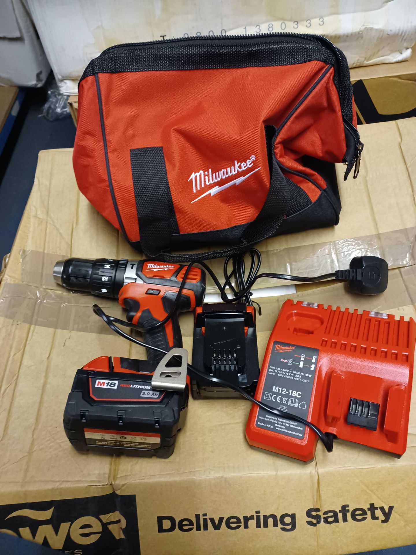 MILWAUKEE M18BPD-302C BRUSHLESS WITH 2 BATTERIES CHARGER AND CARRY KIT - AO