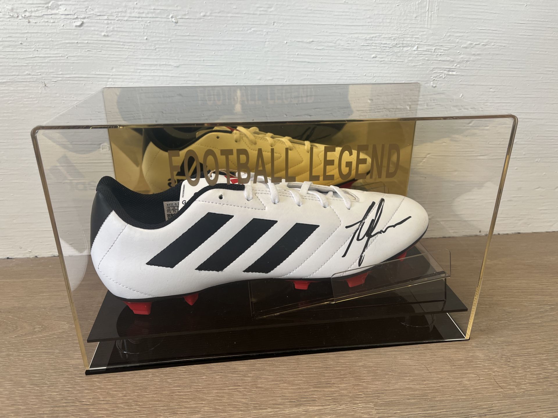 FRAMED & SIGNED FOOTBALL BOOT BY FOOTBALLING LEGEND ALAN SHEARER COMES WITH CERTIFICATE OF