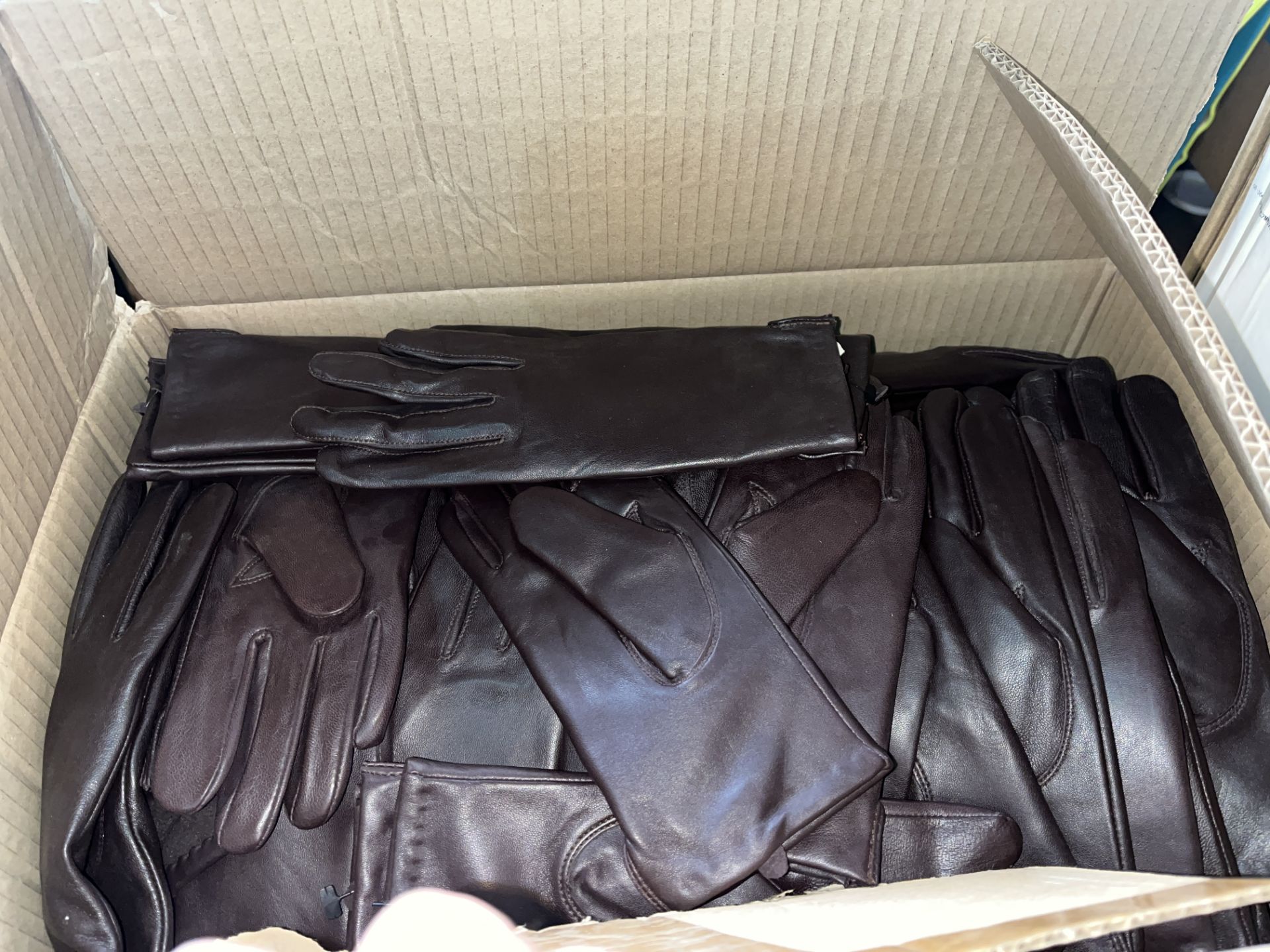 30 X BRAND NEW PAIRS OF LEATHER GLOVES SIZE SMALL R15