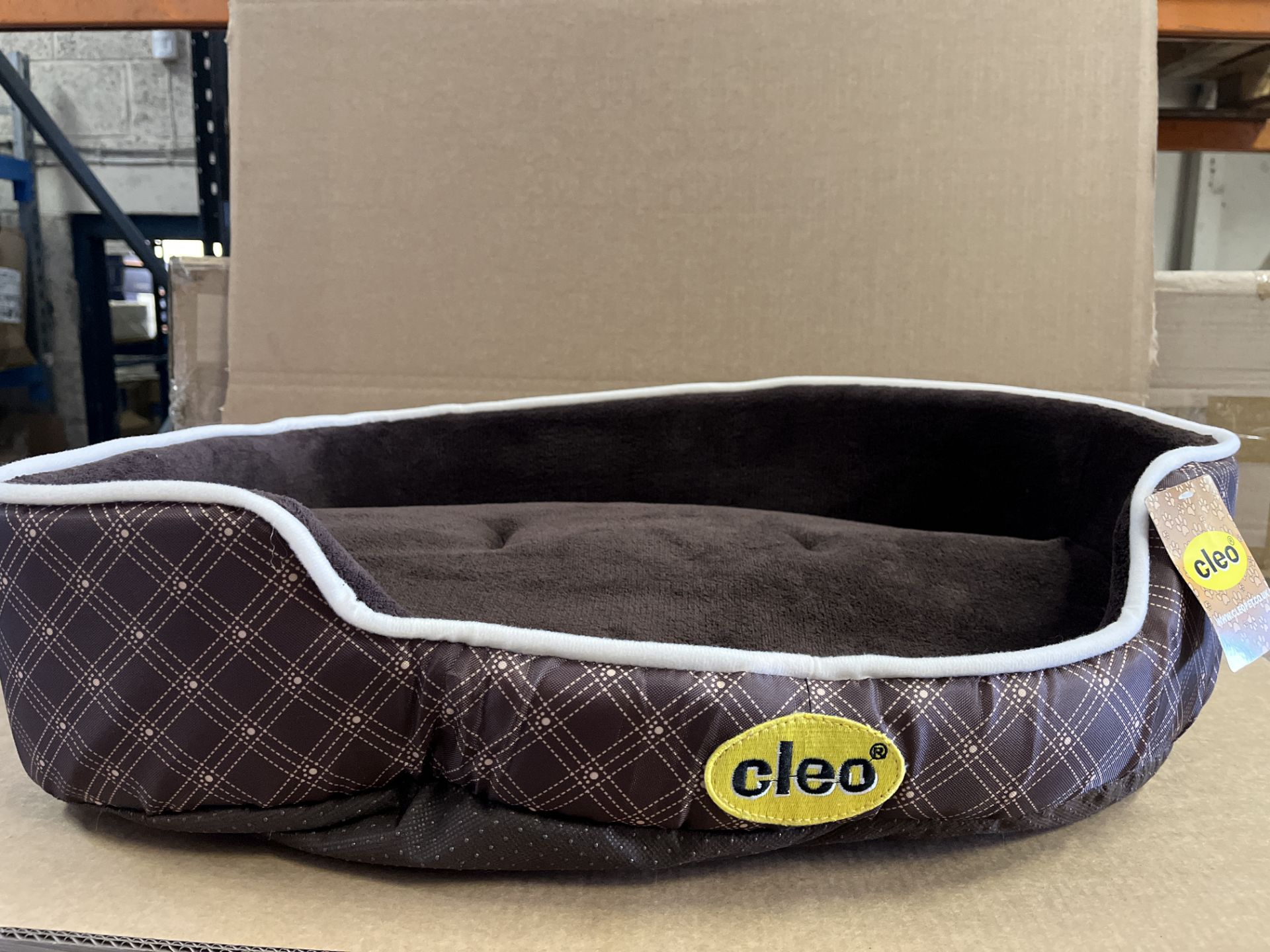 8 X BRAND NEW LARGE CLEO DOG BEDS BROWN AND GOLD S1P