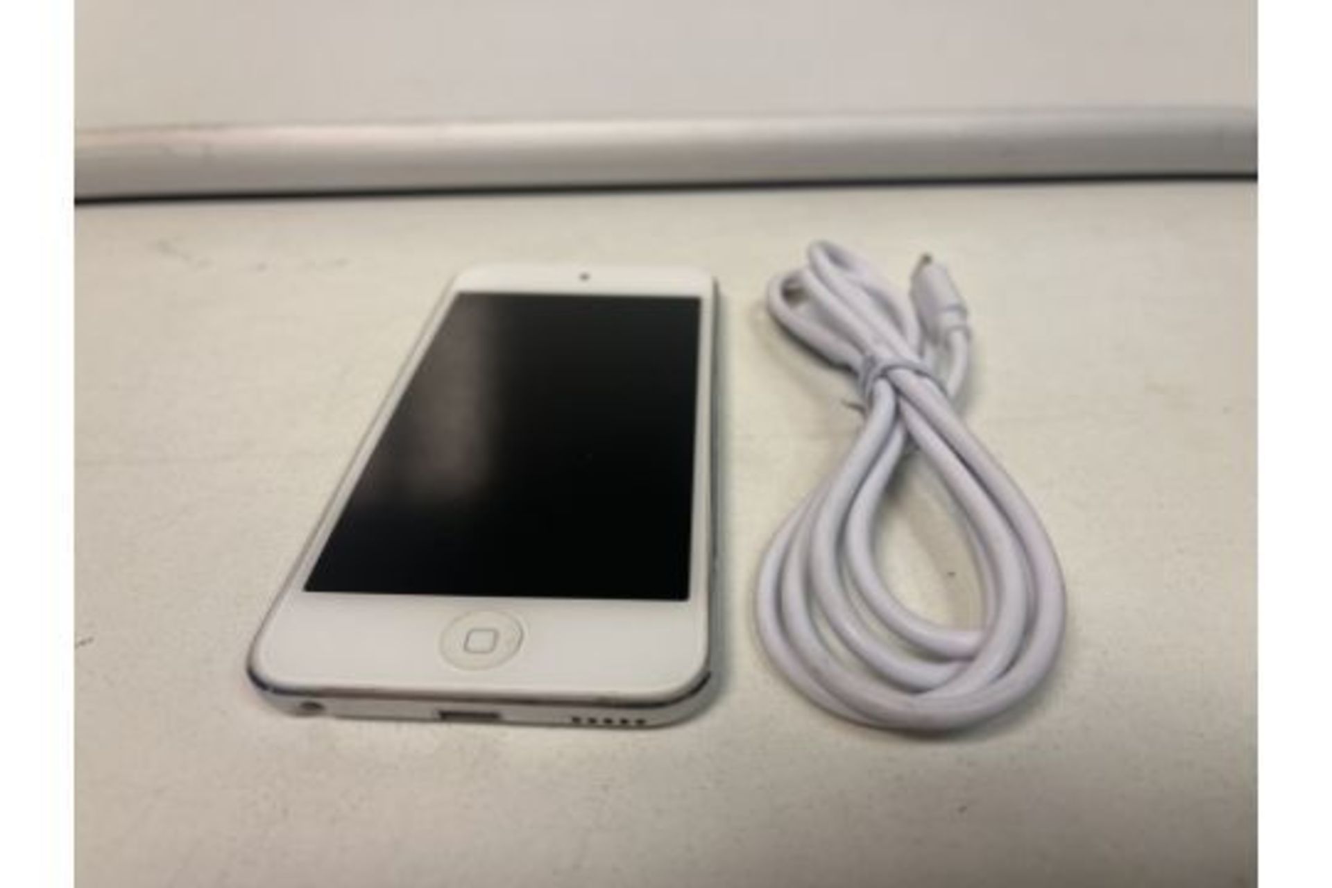 APPLE IPOD TOUCH, 5TH GEN, 32GB STORAGE WITH CHARGE CABLE (88) 203