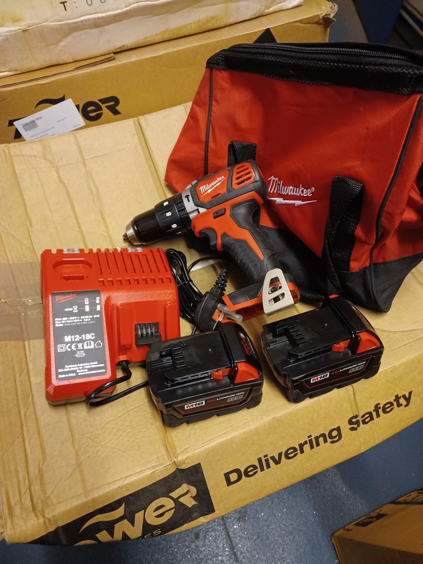 MILWAUKEE M18BPD-302C BRUSHLESS WITH 2 BATTERIES CHARGER AND CARRY KIT - AO