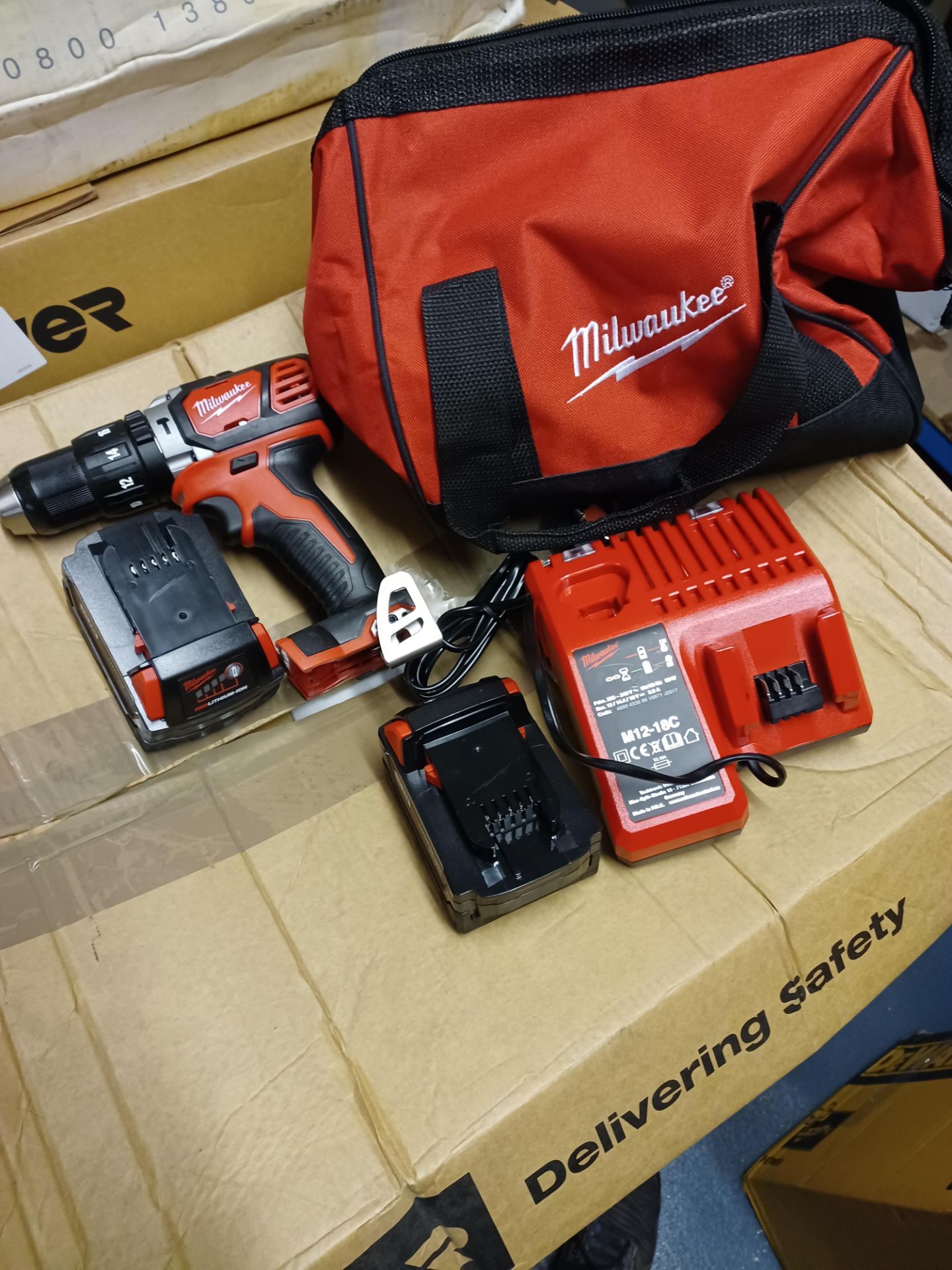 MILWAUKEE M18BPD-302C BRUSHLESS WITH 2 BATTERIES CHARGER AND CARRY KIT - AO