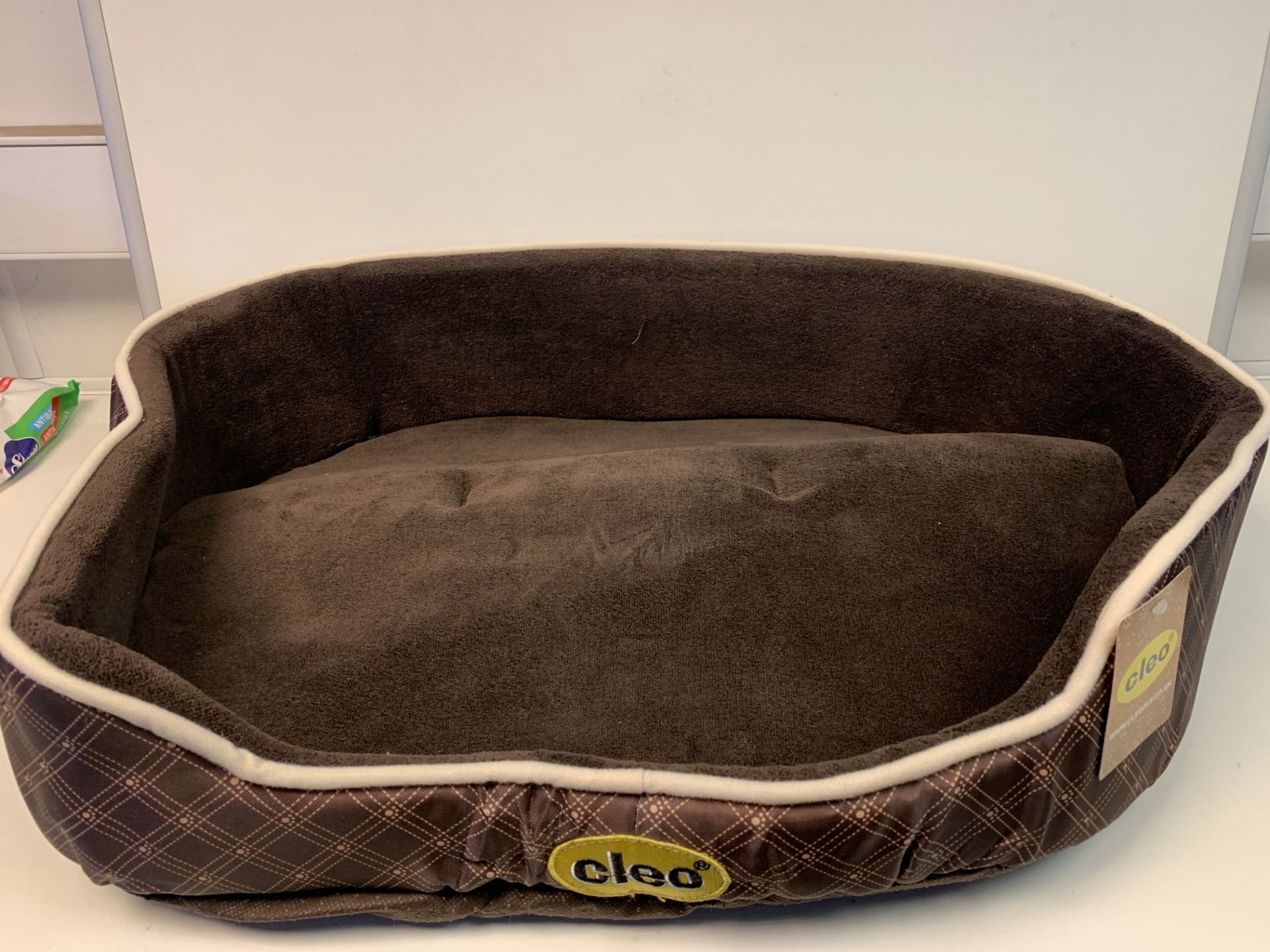 8 X BRAND ENW CLEO PET CUSHIONS/ PETBEDS IN VARIOUS COLOURS AND SIZES S1RA