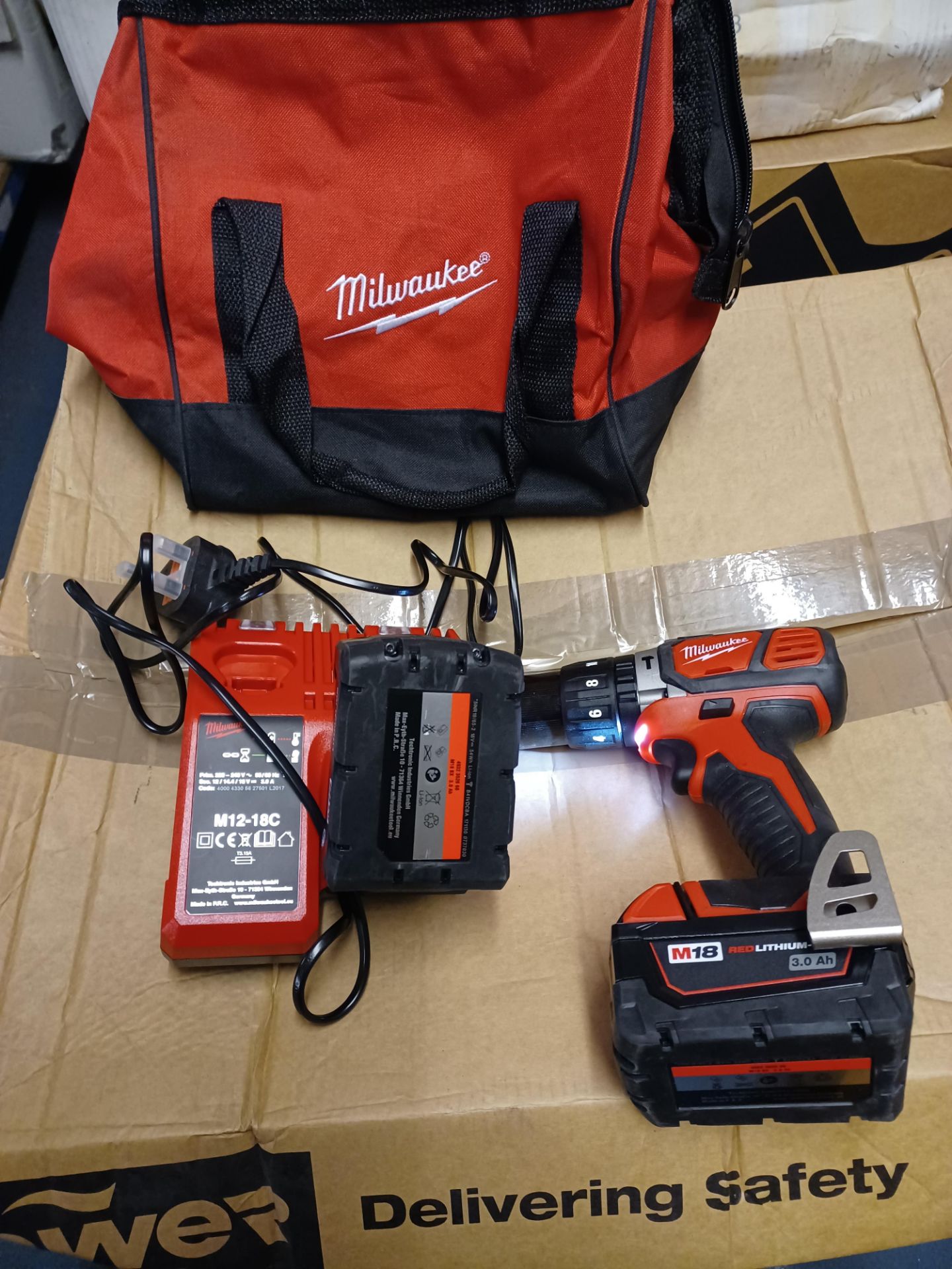 MILWAUKEE M18BPD-302C BRUSHLESS WITH 2 BATTERIES CHARGER AND CARRY KIT - AO