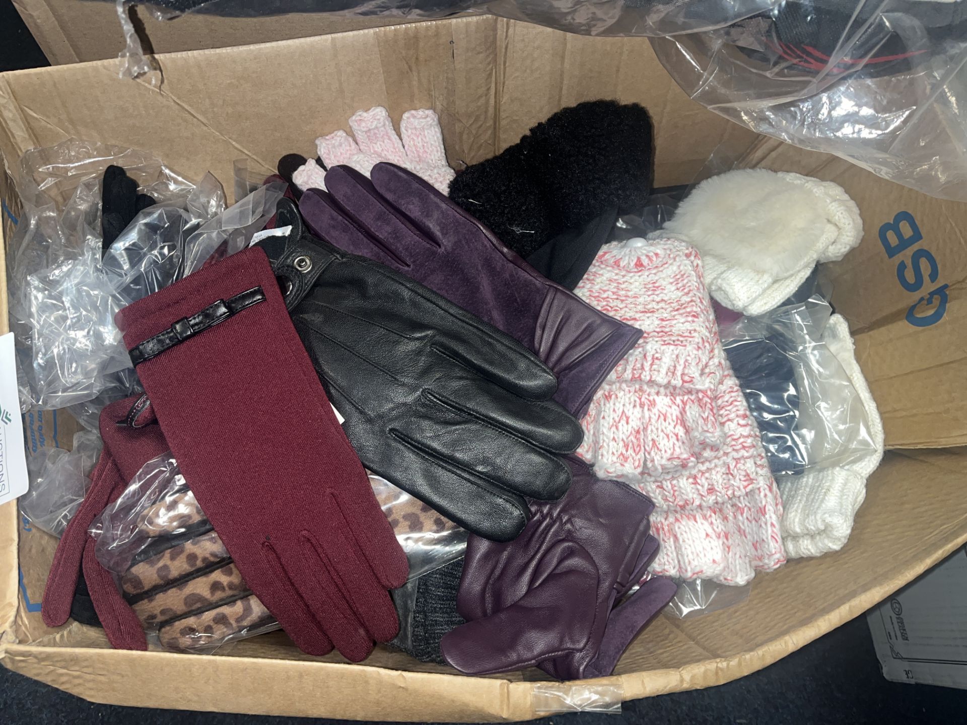 30 X BRAND NEW PAIRS OF ASSORTED TOTES DESIGNED GLOVES IN VARIOUS STYLES EBR