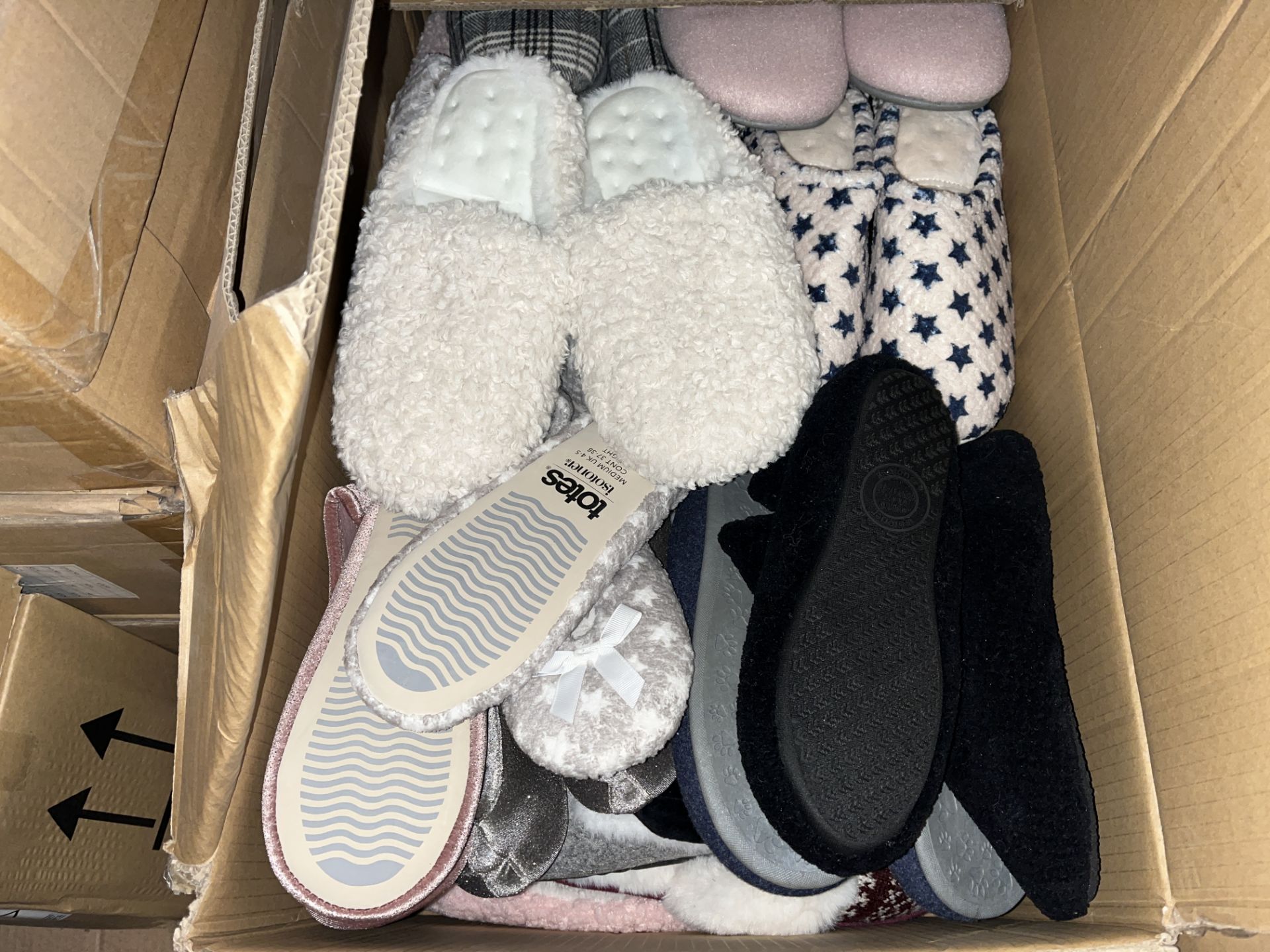 27 X BRAND NEW PAIRS OF ASSORTED TOTES LADIES SLIPPERS IN ARIOUS STYLES AND SIZES R9