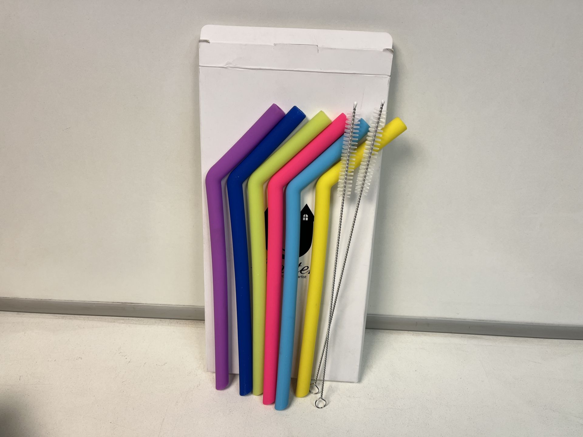 30 X BRAND NEW PACKS OF 6 ASSORTED LARGE SILICONE STRAWS WITH CLEANING BRUSHES S1P