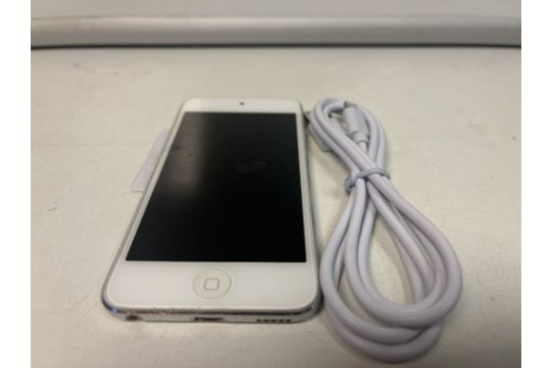 APPLE IPOD TOUCH, 5TH GEN, 32GB STORAGE WITH CHARGE CABLE (48)