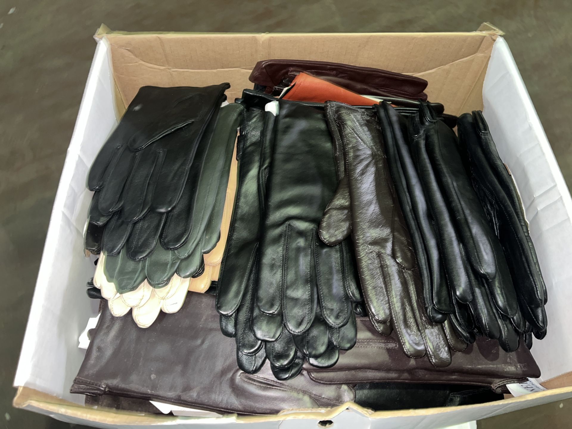 135 X BRAND NEW PAIRS OF ASSORTED LEATHER GLOVES IN VARIOUS STYLES R11