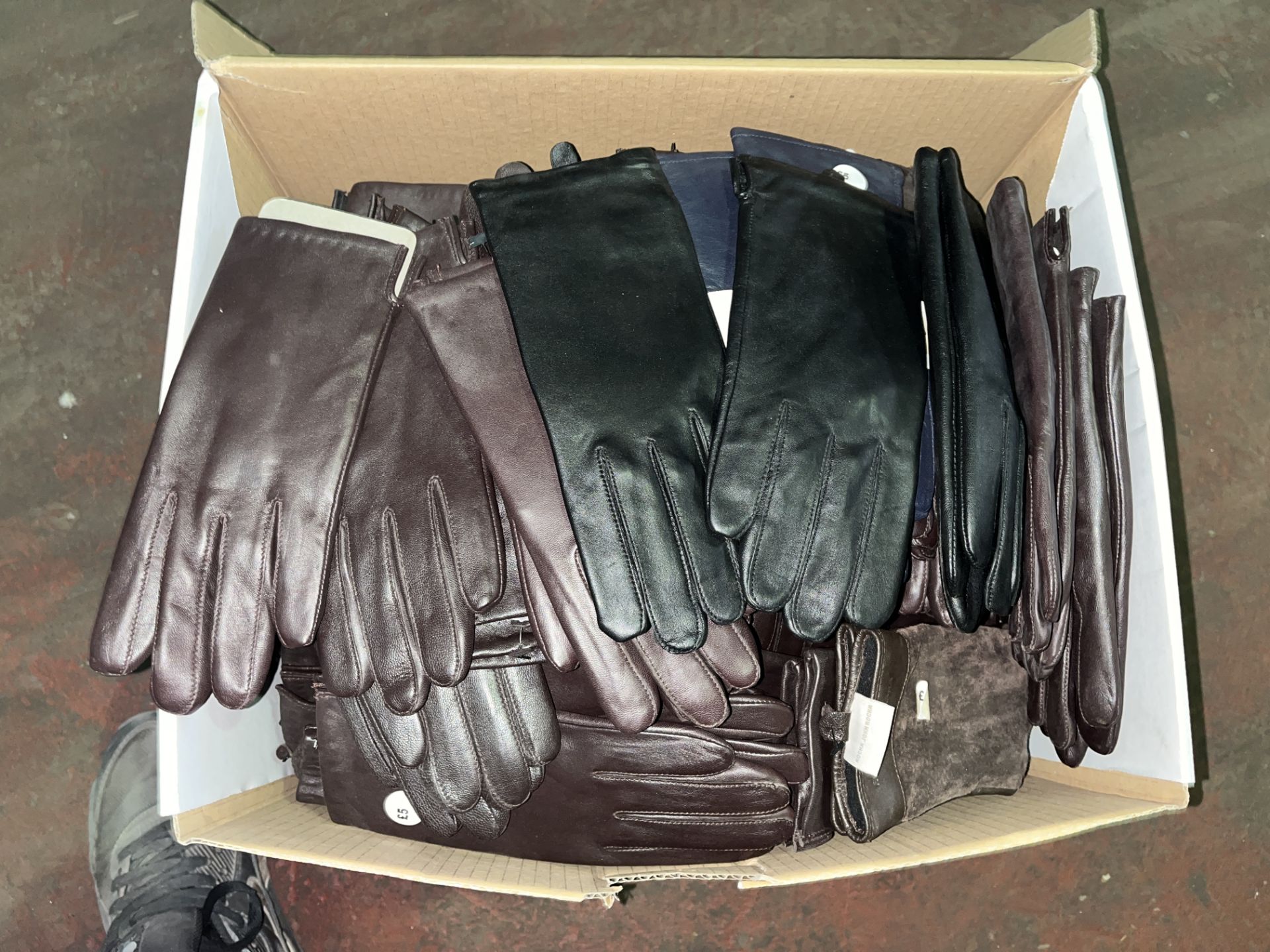 113 X BRAND NEW PAIRS OF ASSORTED LEATHER GLOVES IN VARIOUS STYLES R11