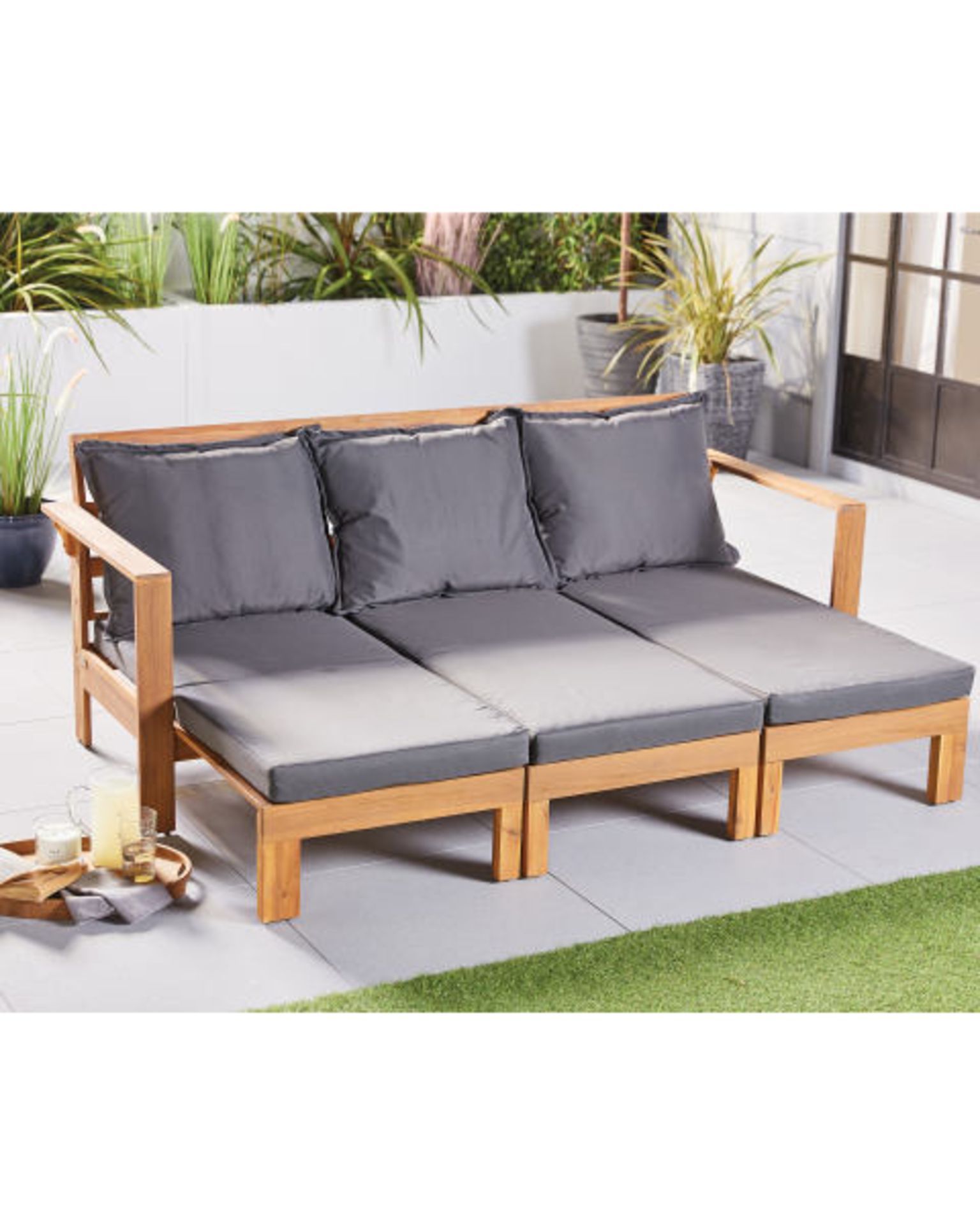 *LATE ADDED LOT* Luxury Wooden Garden Day Bed. Create a place of outdoor comfort with this stylish
