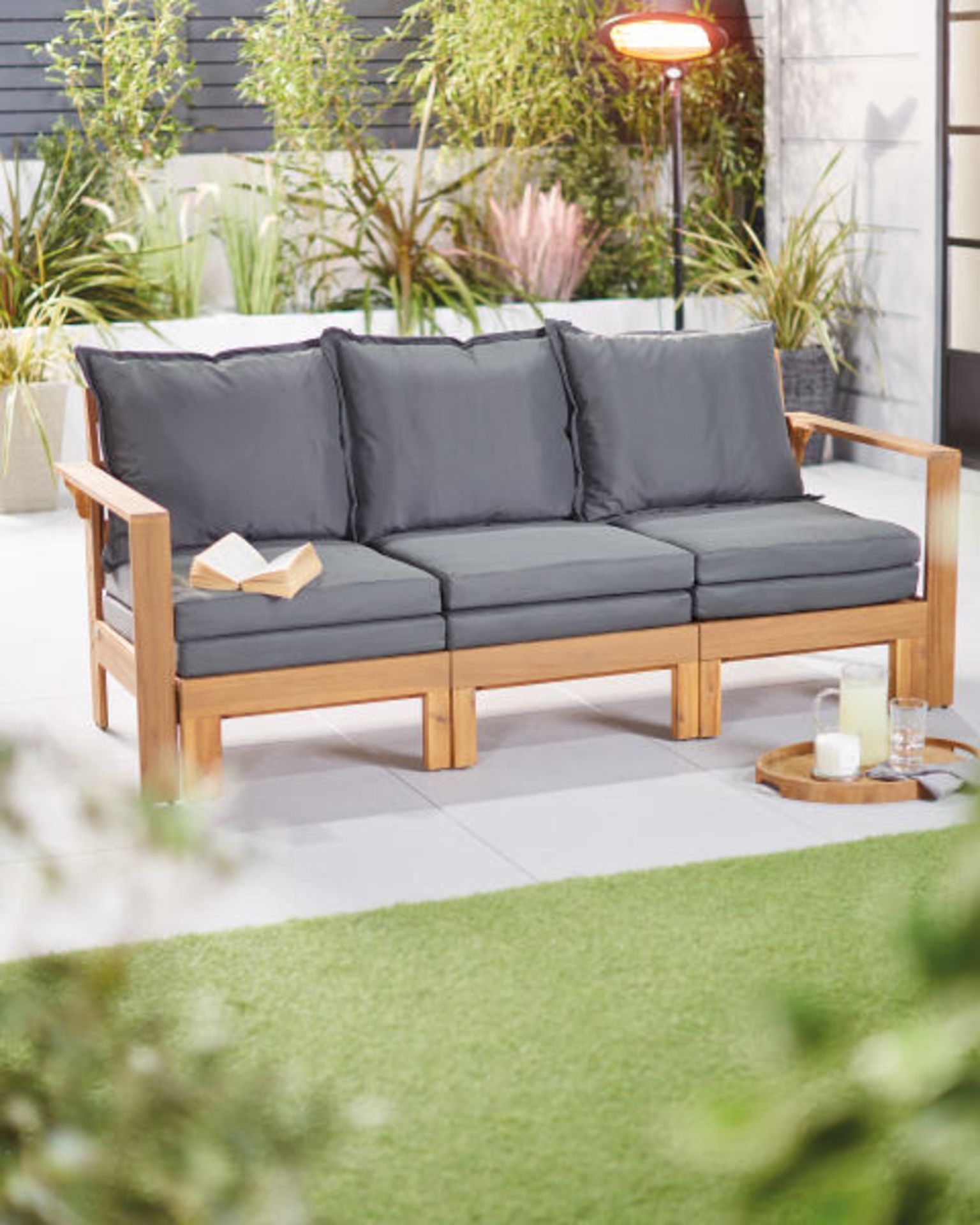 *LATE ADDED LOT* Luxury Wooden Garden Day Bed. Create a place of outdoor comfort with this stylish - Image 3 of 3