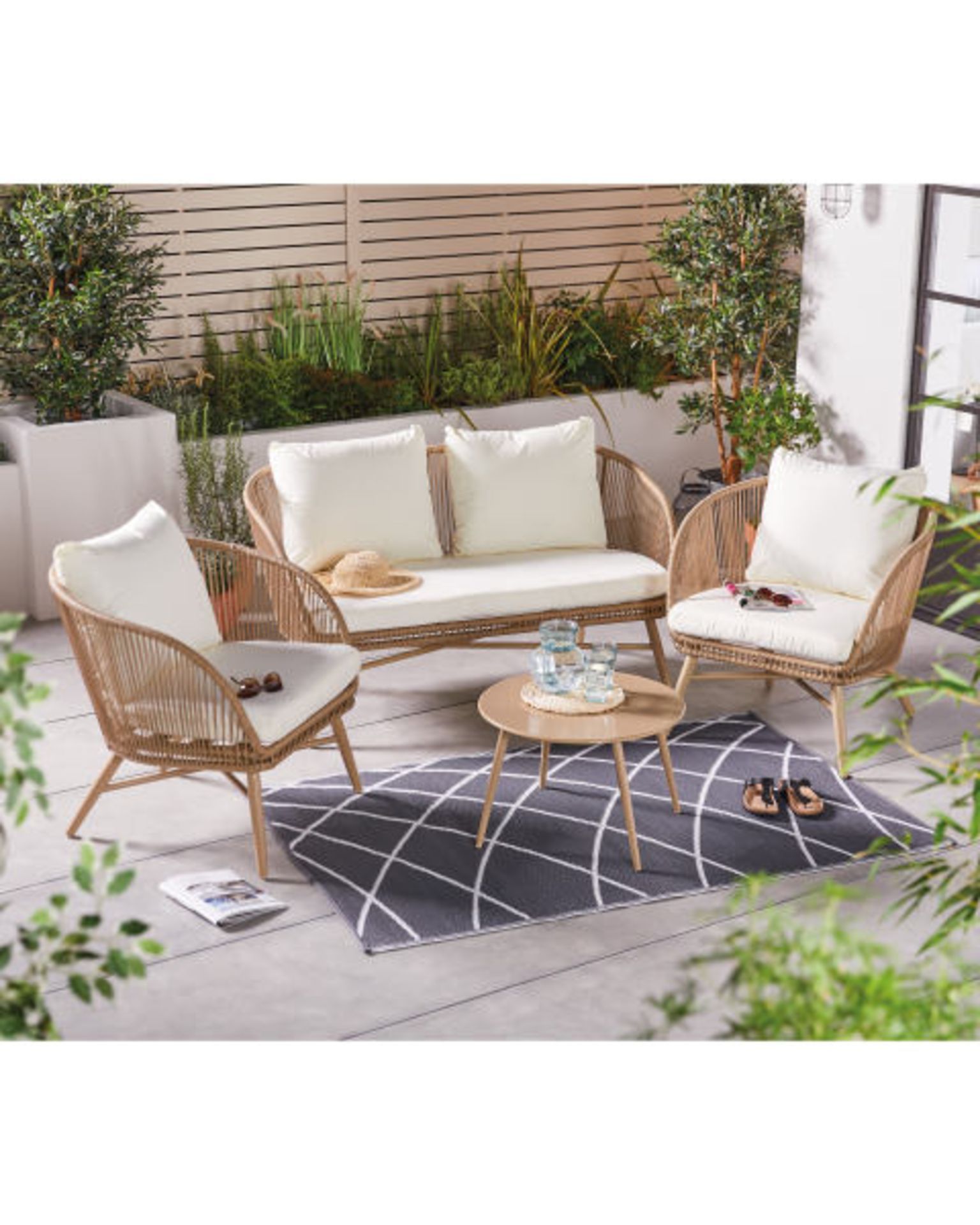 *LATE ADDED LOT * Luxury Rope Effect Furniture Set - Set of 4. Enjoy those lazy days in the garden