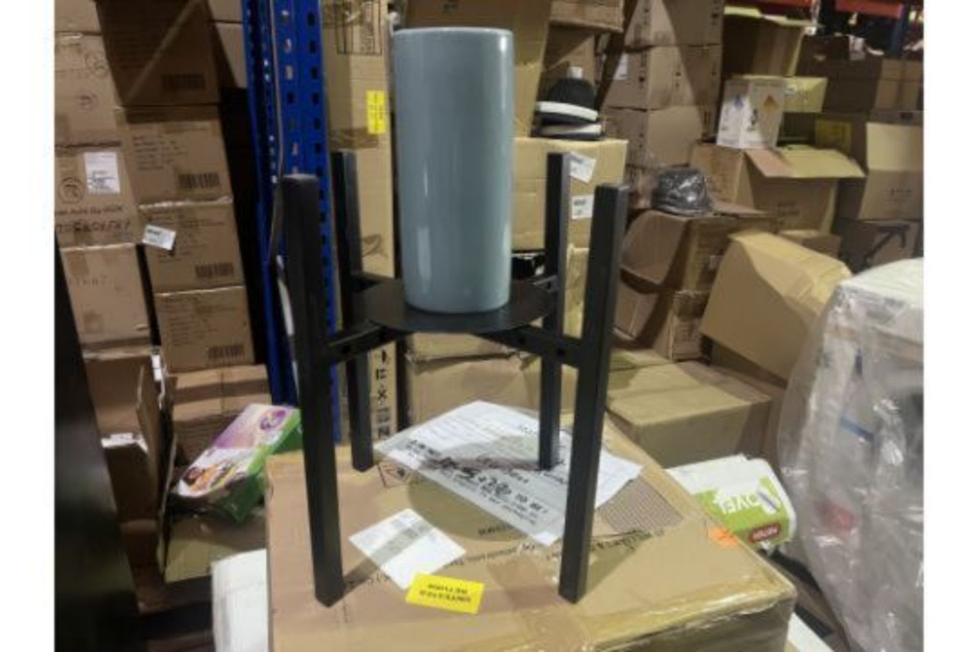 20 X BRAND NEW BLACK IRON VERTICAL FLOWER STANDS WITH TRAY, HOLDS 9-12 INCH DIAMETER FLOWER POTS AND