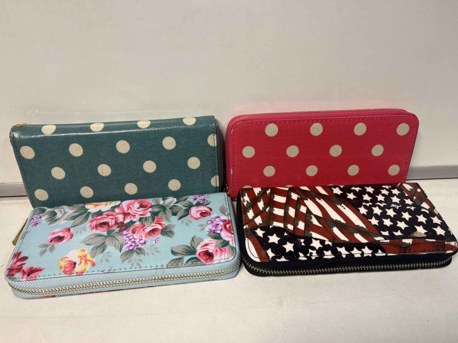 30 x NEW PACKAGED LARGE LADIES PURSES. IN ASSORTED DESIGNS (ROW1)