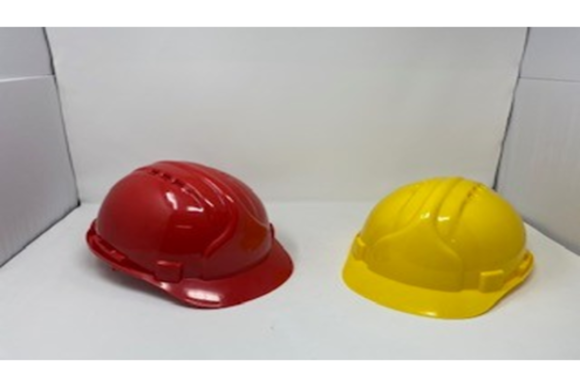 30 X BRAND NEW PROFESSIONAL RED WORK HARD HATS S1RA