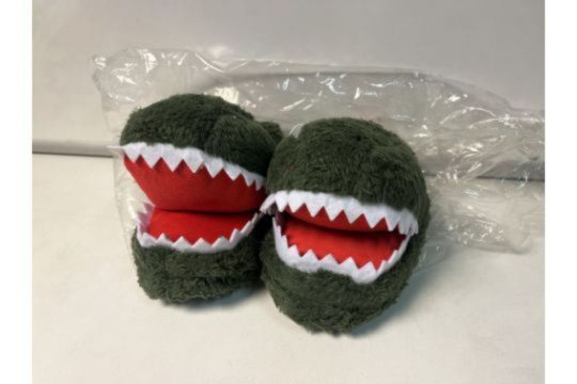 (NO VAT) 20 X BRAND NEW BAGGED PAIRS OF DINOSAUR SLIPPERS (SIZES MAY VARY) R9