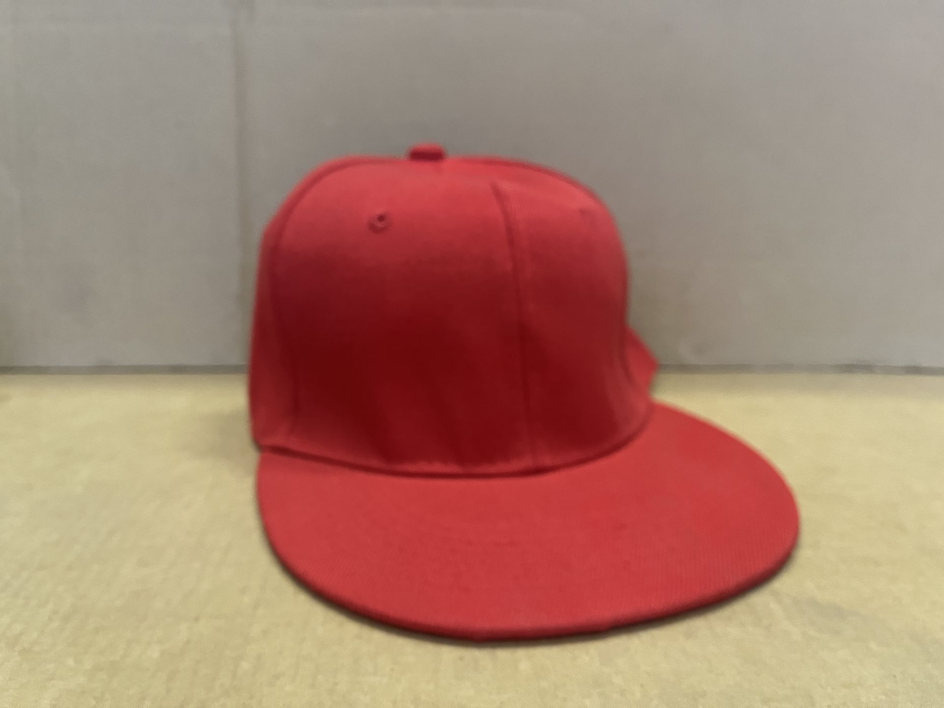 100 X BRAND NEW RED CAPS S1-31