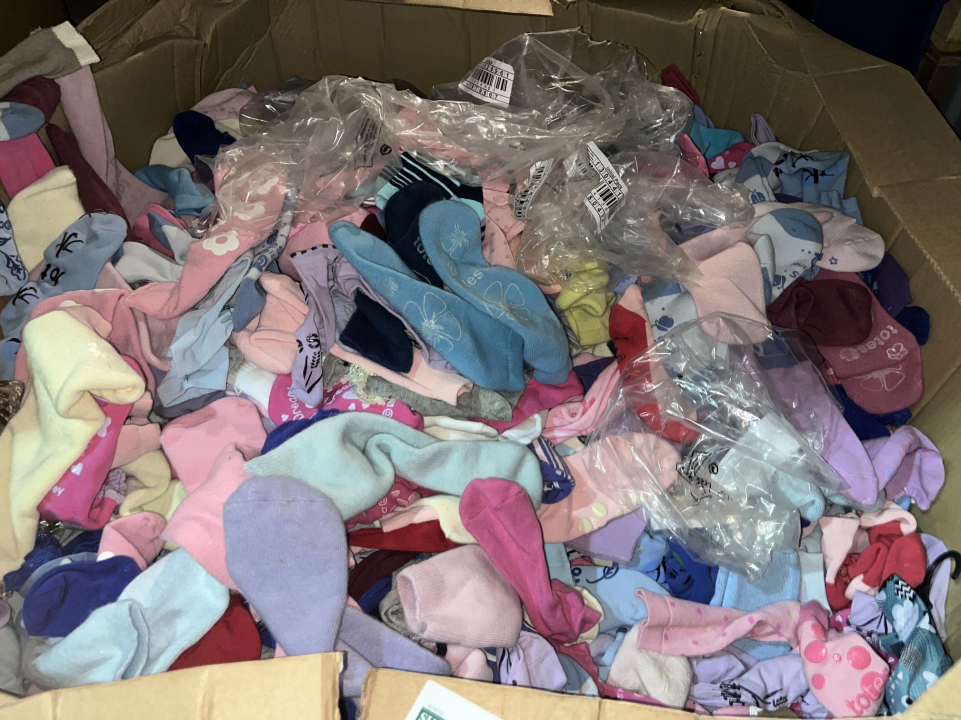150 X BRAND NEW PAIRS OF ASSORTED SOCKS IN VARIOUS DESIGNS (LOOSE) R13