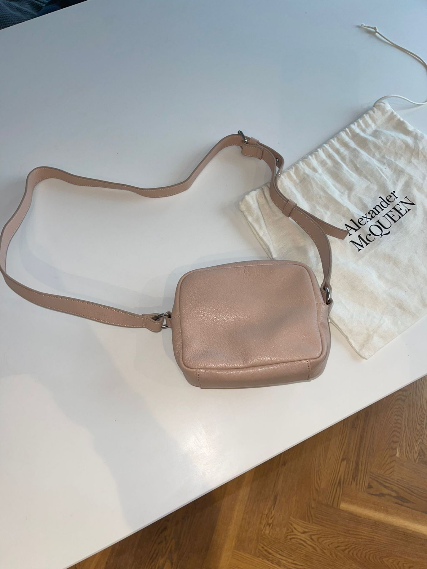 Alexander Mcqueen Small Crossbody Satchel Bag in Nude. Small defect on the Zipper. RRP £450 - Image 4 of 5