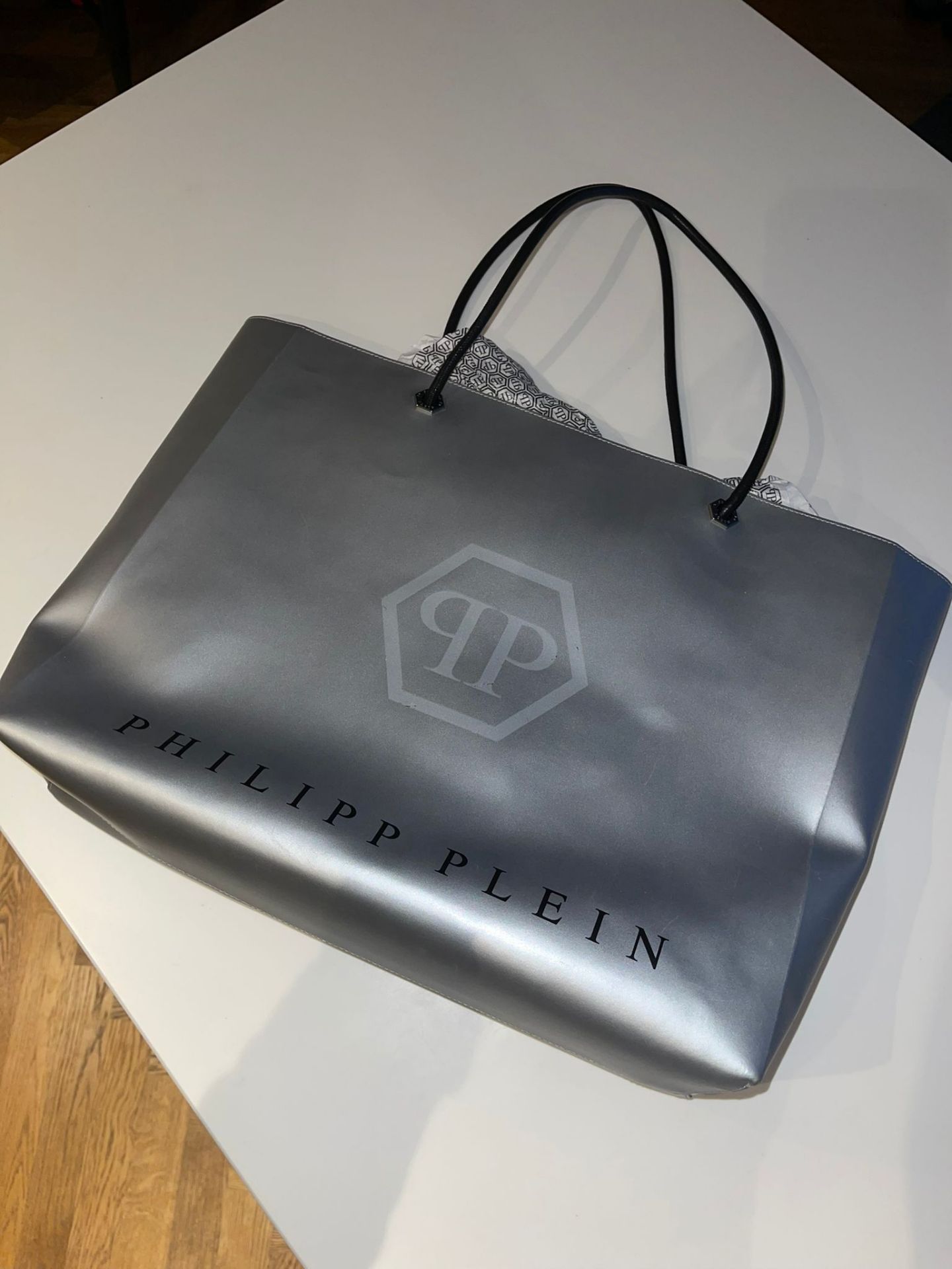 PHILIPP PLEIN. BRANDED SHOPPER BAG. Grey shopper bag from Philipp Plein. Made of calf leather. - Image 2 of 2