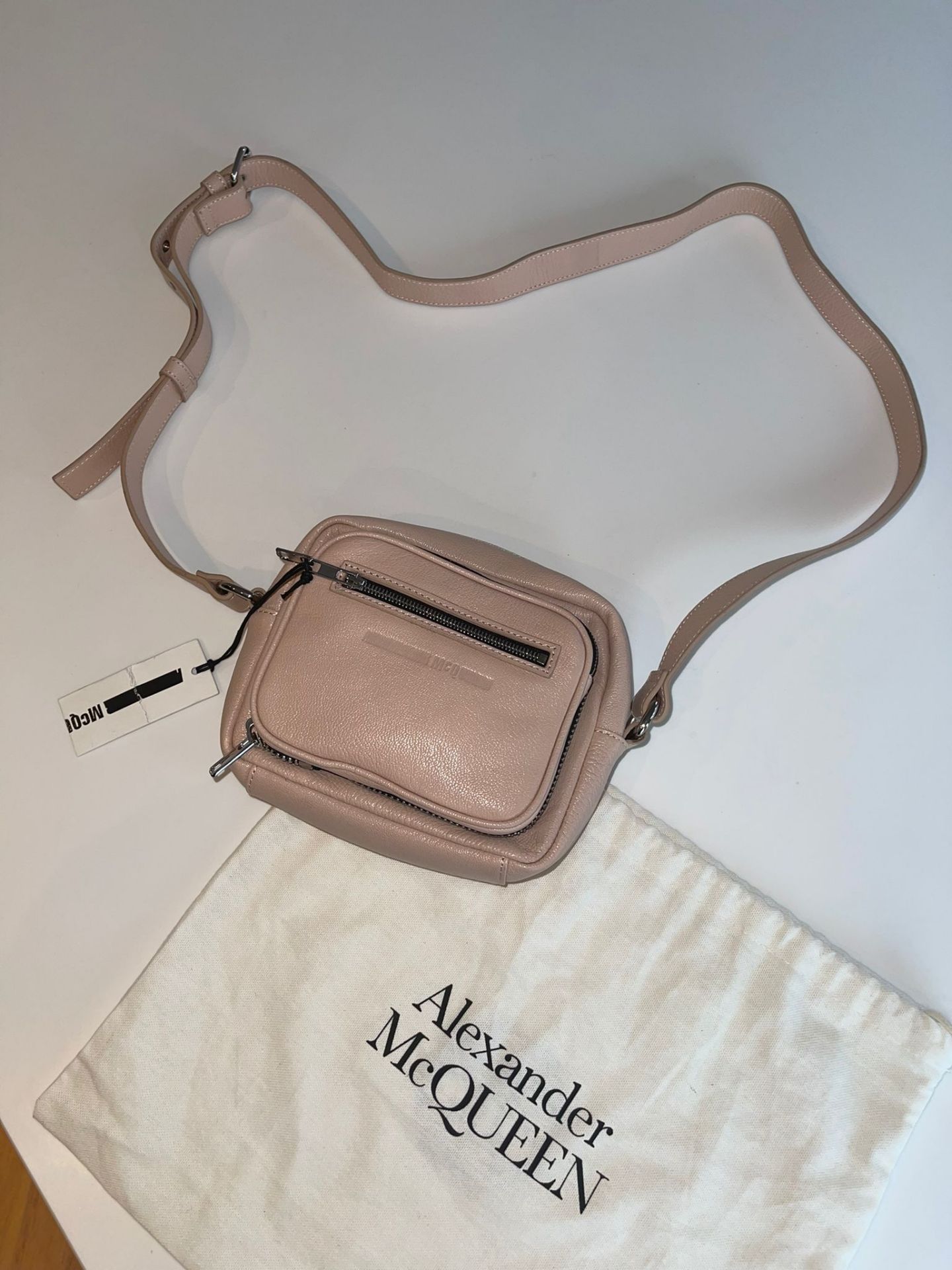 Alexander Mcqueen Small Crossbody Satchel Bag in Nude. Small defect on the Zipper. RRP £450 - Image 5 of 5