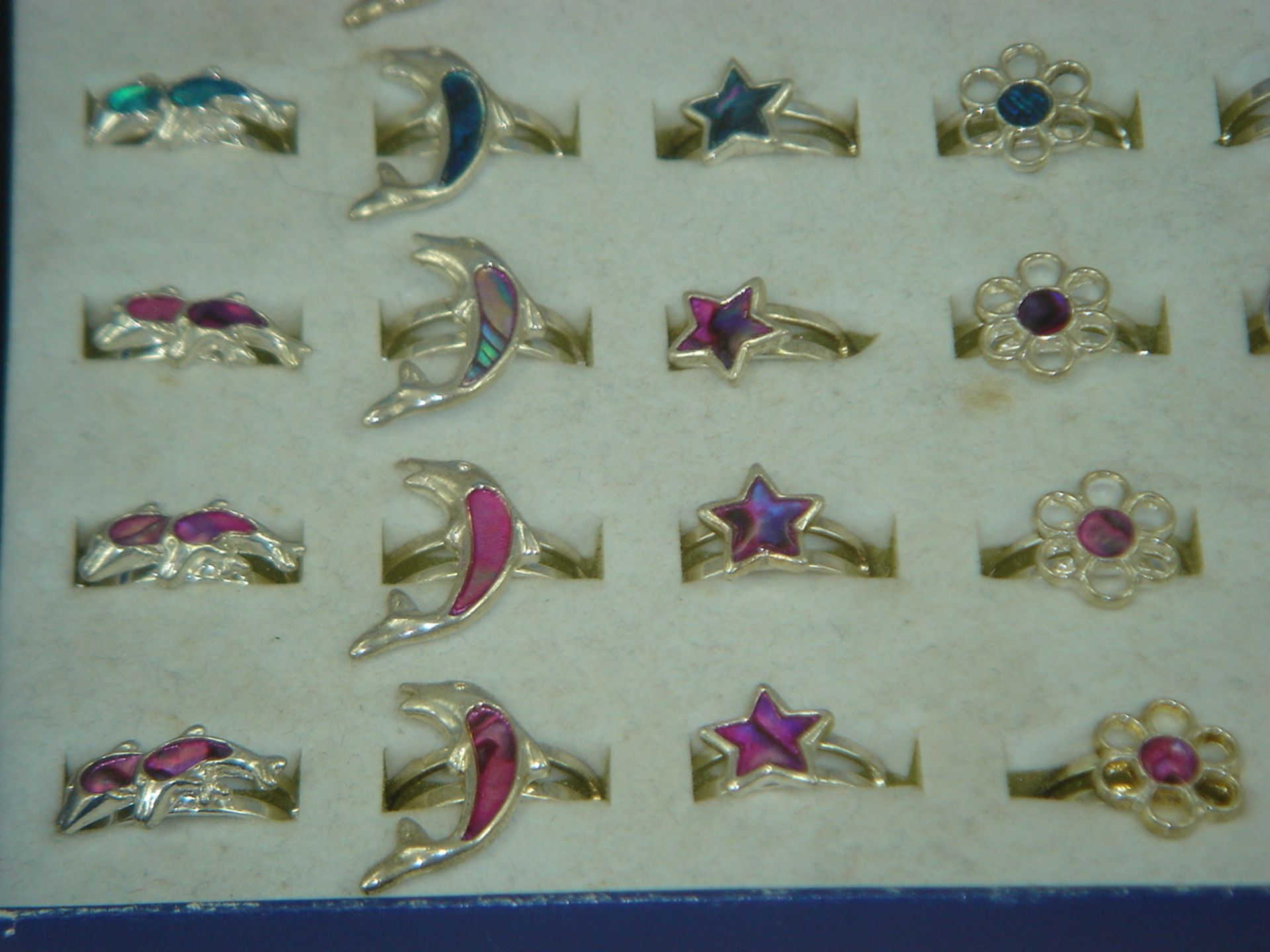 OVER £400K OF ASSORTED COSTUME JEWELLERY TO BE SOLD AS ONE LOT INCLUDING RINGS, BRACELETS,PENDANTS - Image 17 of 18